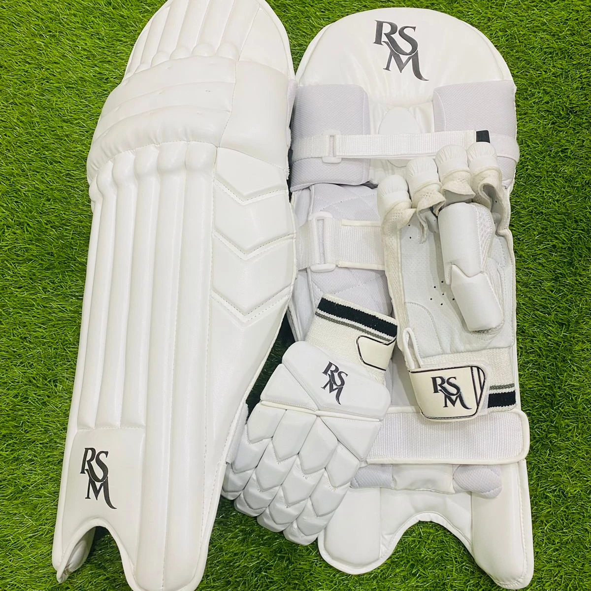 RSM CRICKET SUPPLIES LEG GUARD COLOR BLACK & WHITE