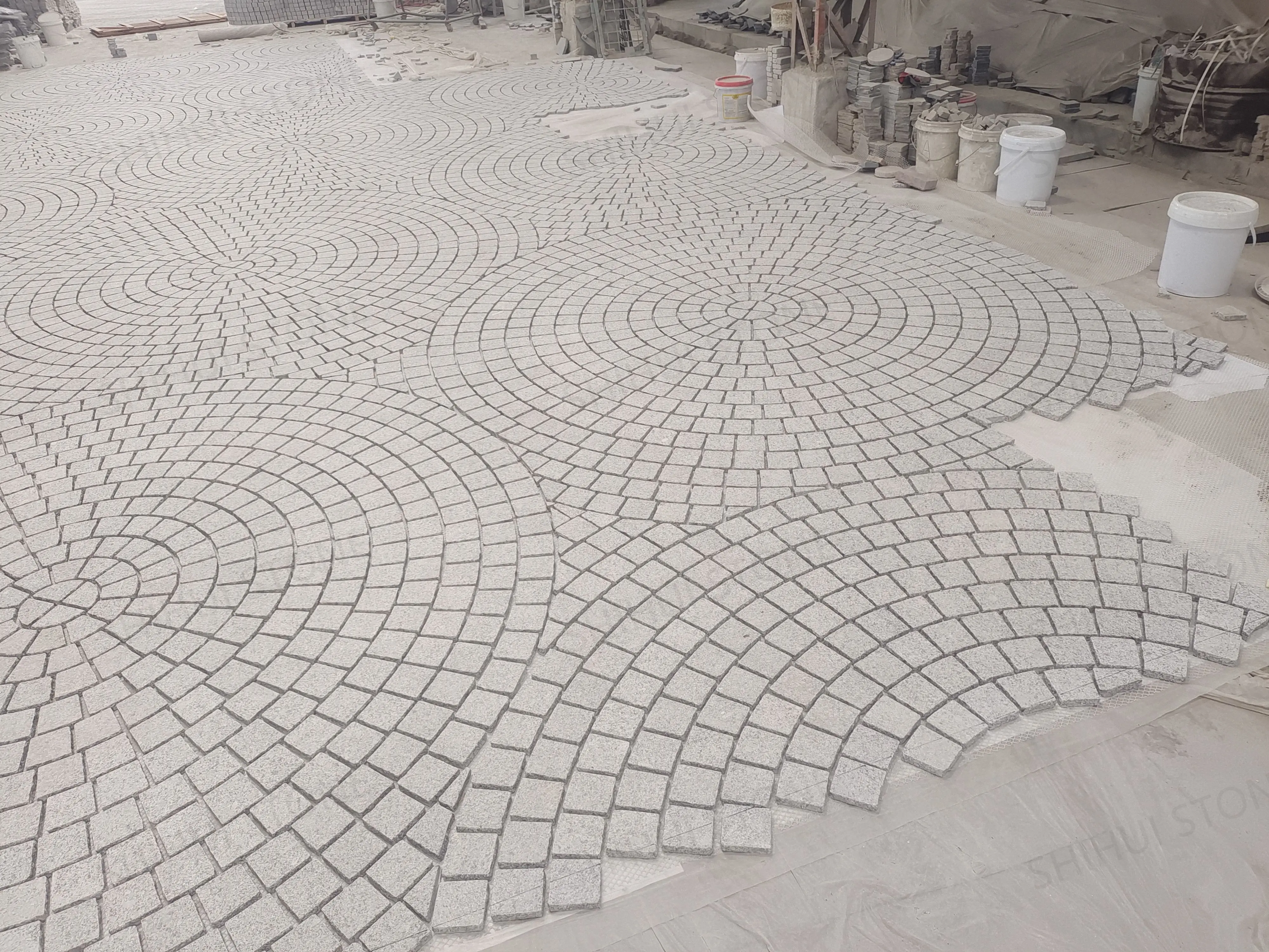 SHIHUI Customized Granite G603 Round Circular Paver Pattern Back Meshed Patio Paving Stones