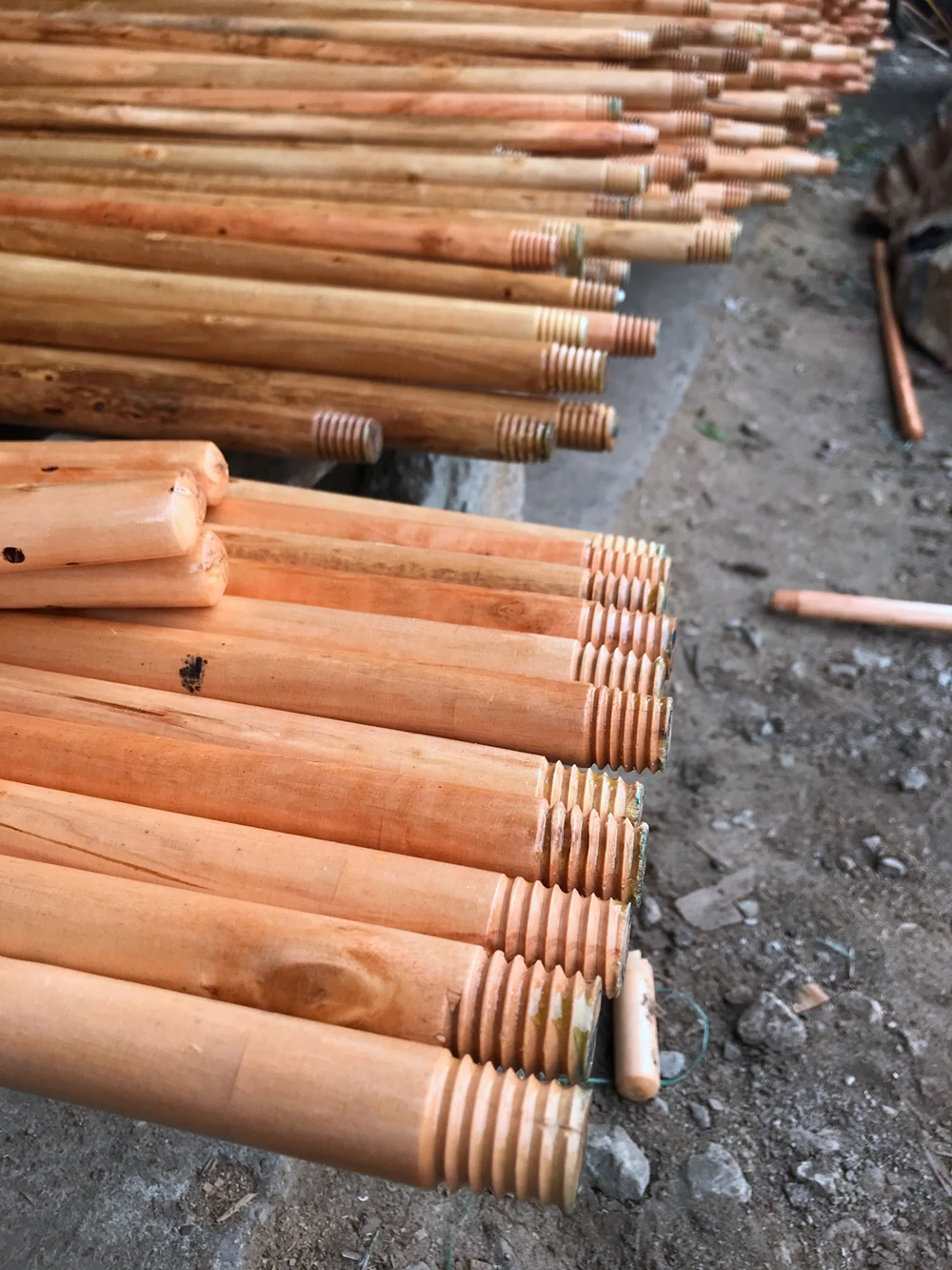 Cleaning Mop Wooden Stick Varnished Wooden Broom Mop Handle Stick with Wood Italian not Metal Screw