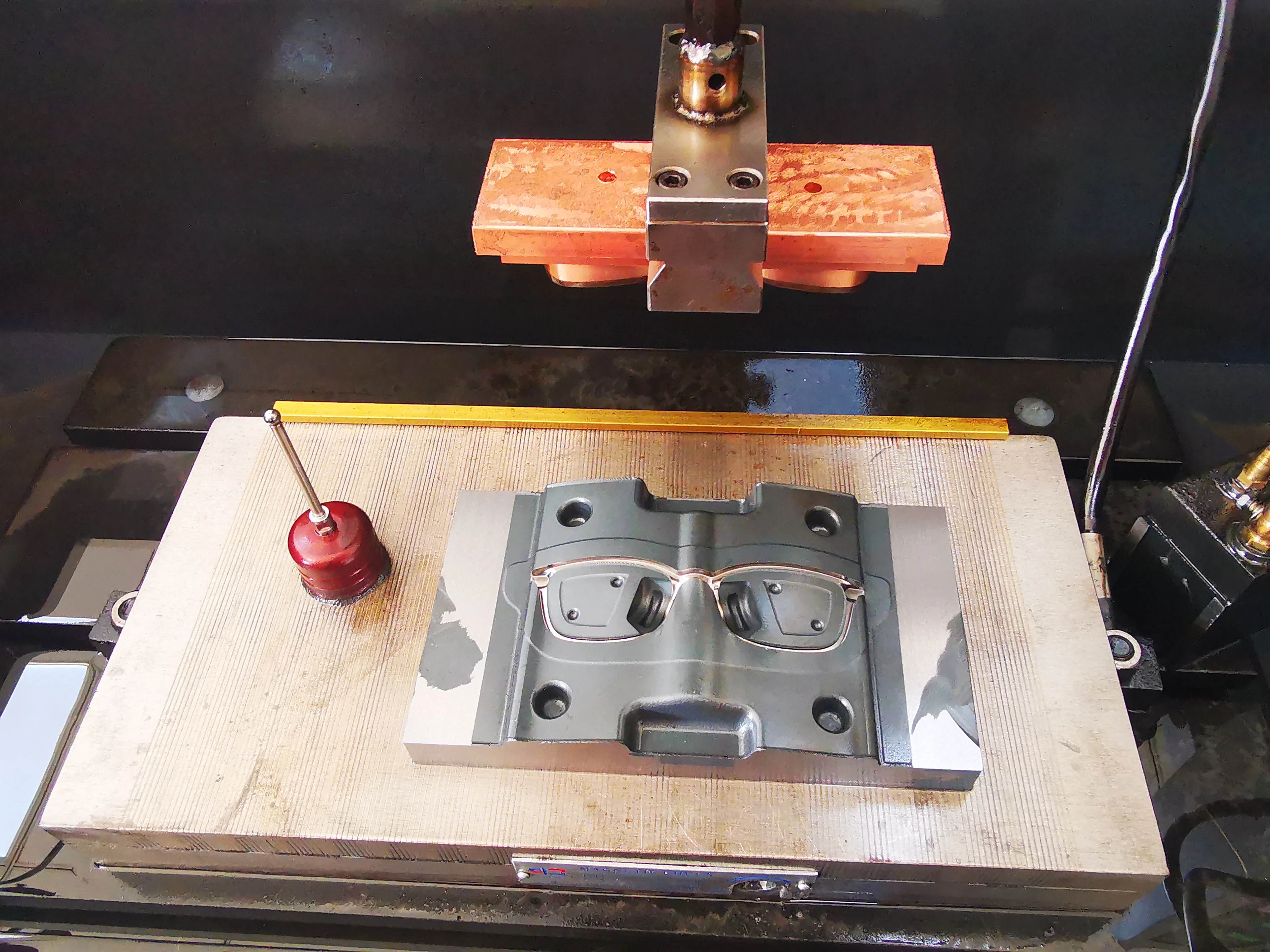 EDM аппарат Sinker зеркальный искрящий эрозионный станок CNC машина