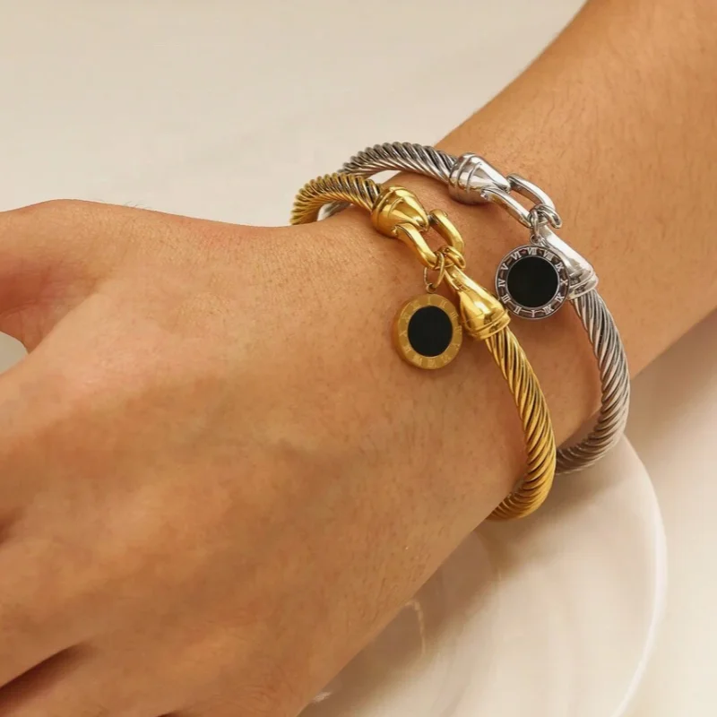 French Retro Roman Numerals Pendant Bracelet Stainless Steel Cable Bracelet Suitable For Stylish Ladies To Wear On Any Occasion