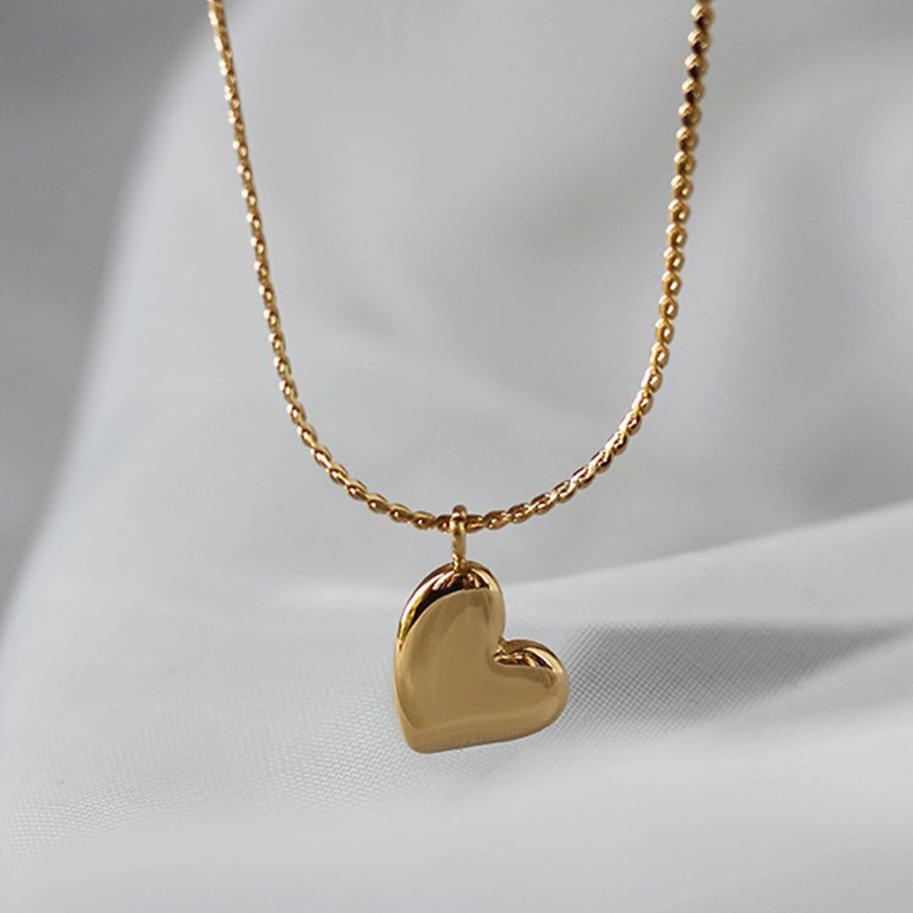 Hot selling Korean clavicle gold plated chains wholesale golden three dimensional crooked peach heart stainless steel necklace