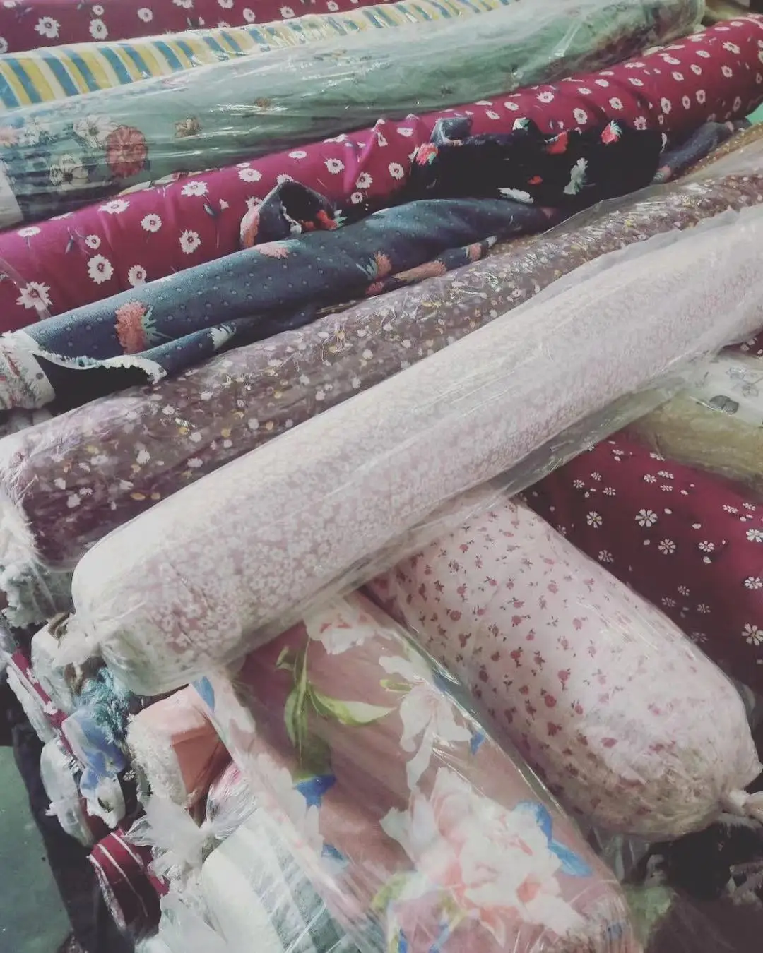 В наличии большое количество 100% вискоза хиджаб искусственный шелк безупречный смешанный узор продается кг шарф Платье Пижама рубашка ткань для Индии Непал Дубай