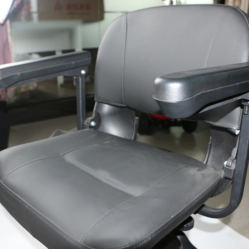 Foldable portable electric mobility scooter for the elderly is convenient for travel and placement