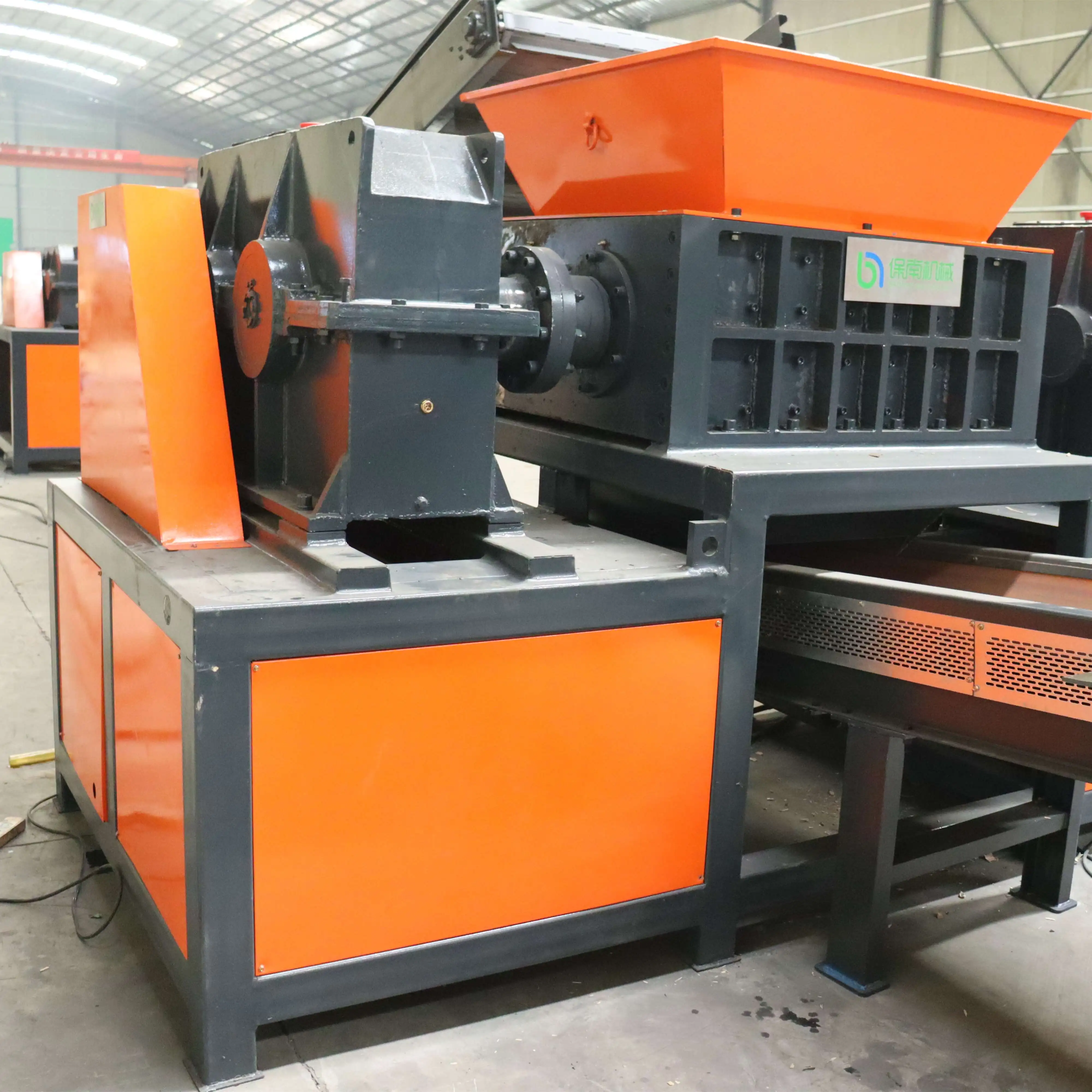 Double shaft shredder for shredding plastic tires and other wastes