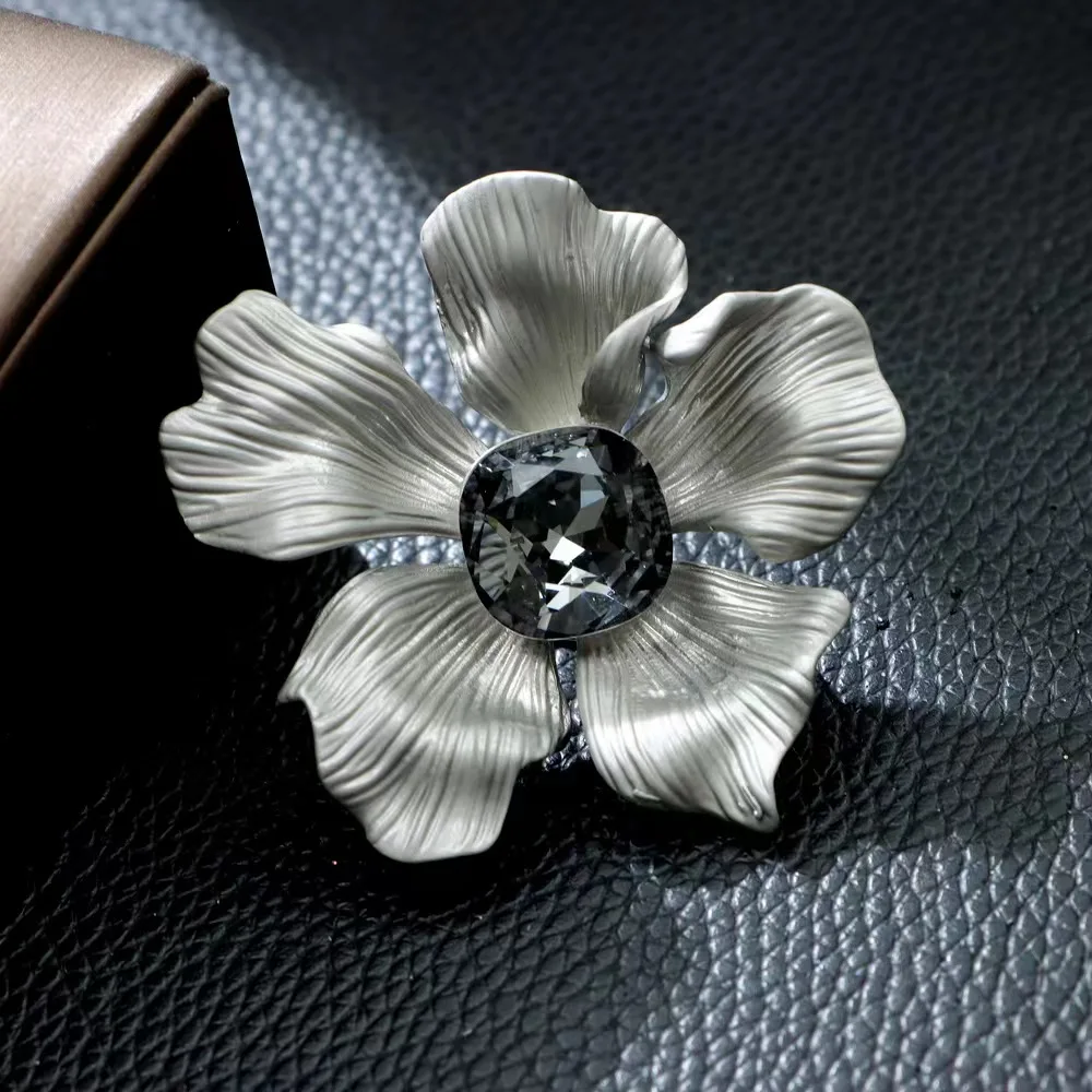 wholesale luxury brooches women gloden flower design minimalist crystal flower brooches