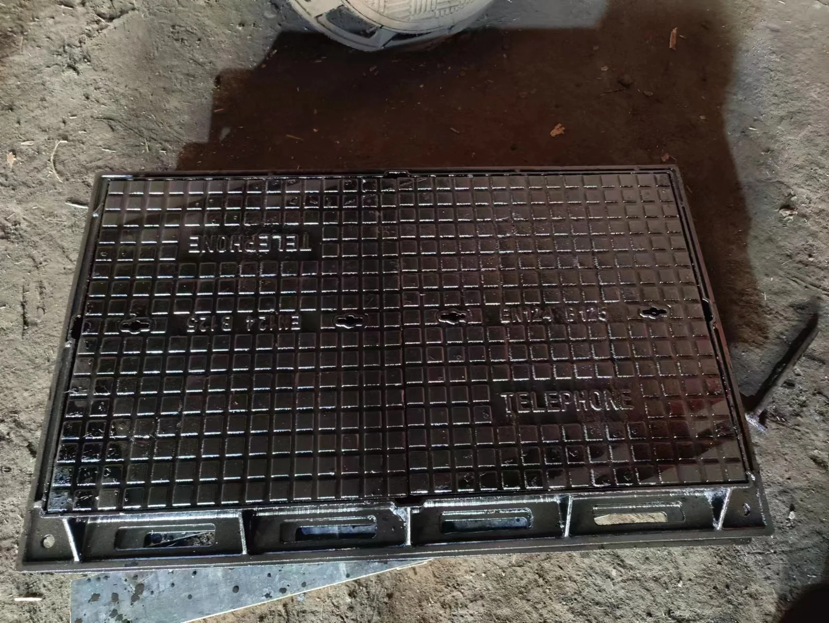 Manhole cover manufacturer casting en124 ductile cast iron 600x600 manhole covers