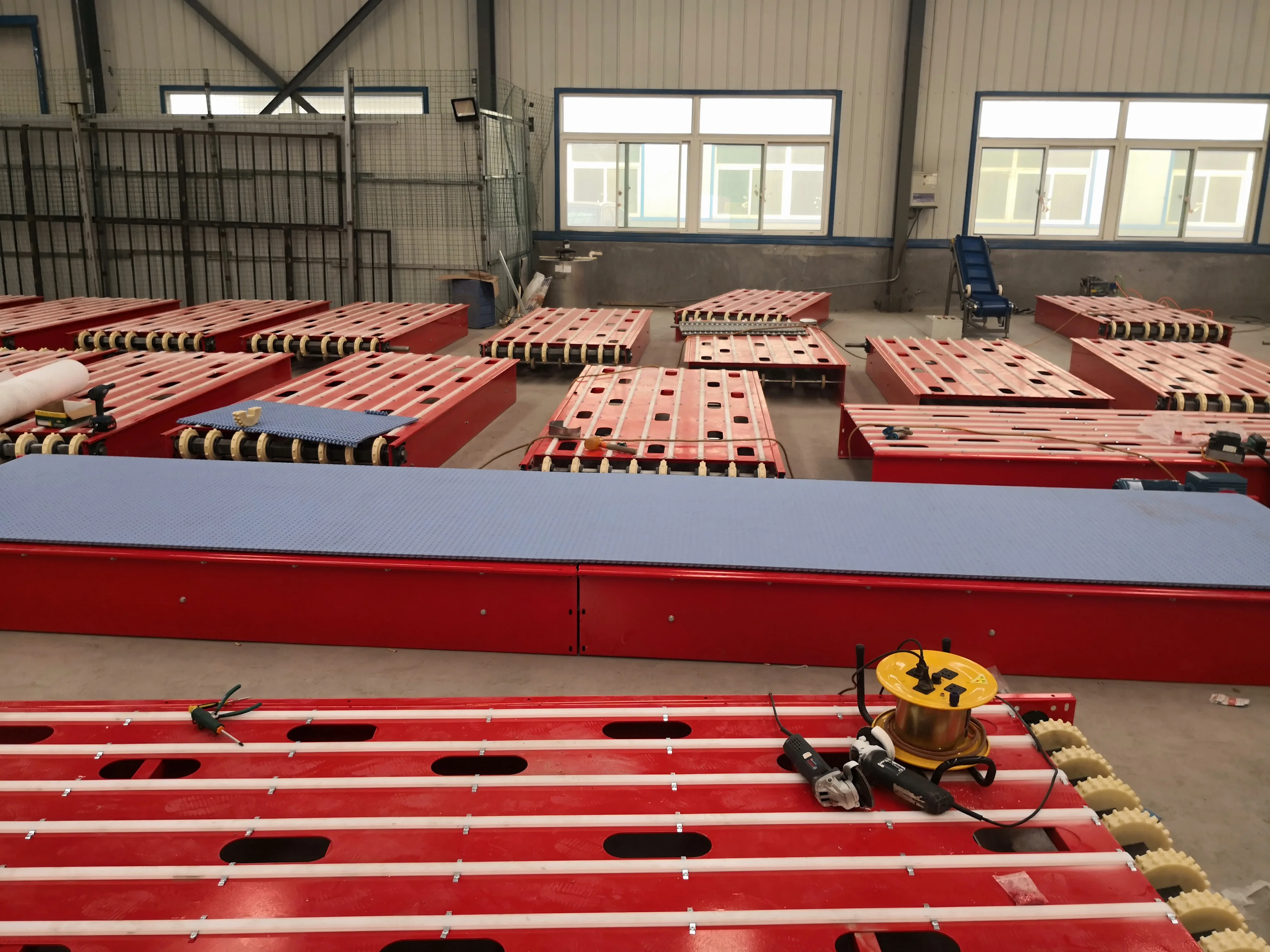 DLTE Plastic Modular Roller Belt Heavy Duty Conveyor For Logistic Industry Cartons Baggages Transporting