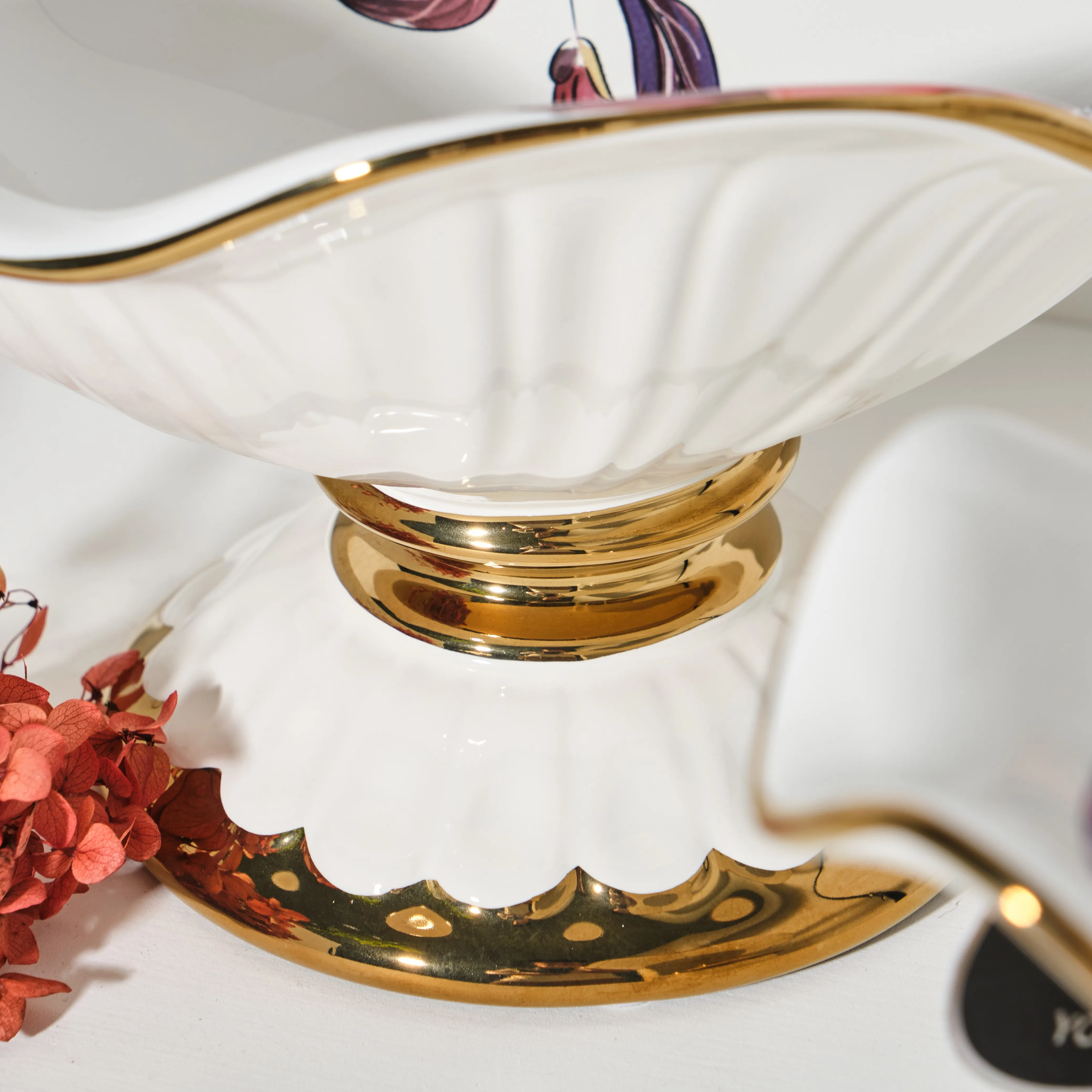 2023 New Design Wholesale Luxury Gold Rim Flower Shape Ceramic Stand Cake Fruit Plate Plate With Stand