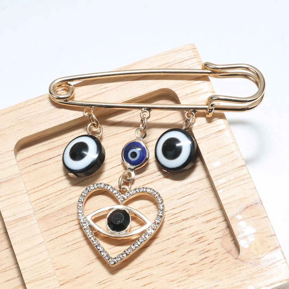 Hot Sale Fashion Brooch Blue Eye Pin Jewelry Brooches Black Heart Brooch for Women Jewelry with Hand and Crystal Zinc Alloy 8 G