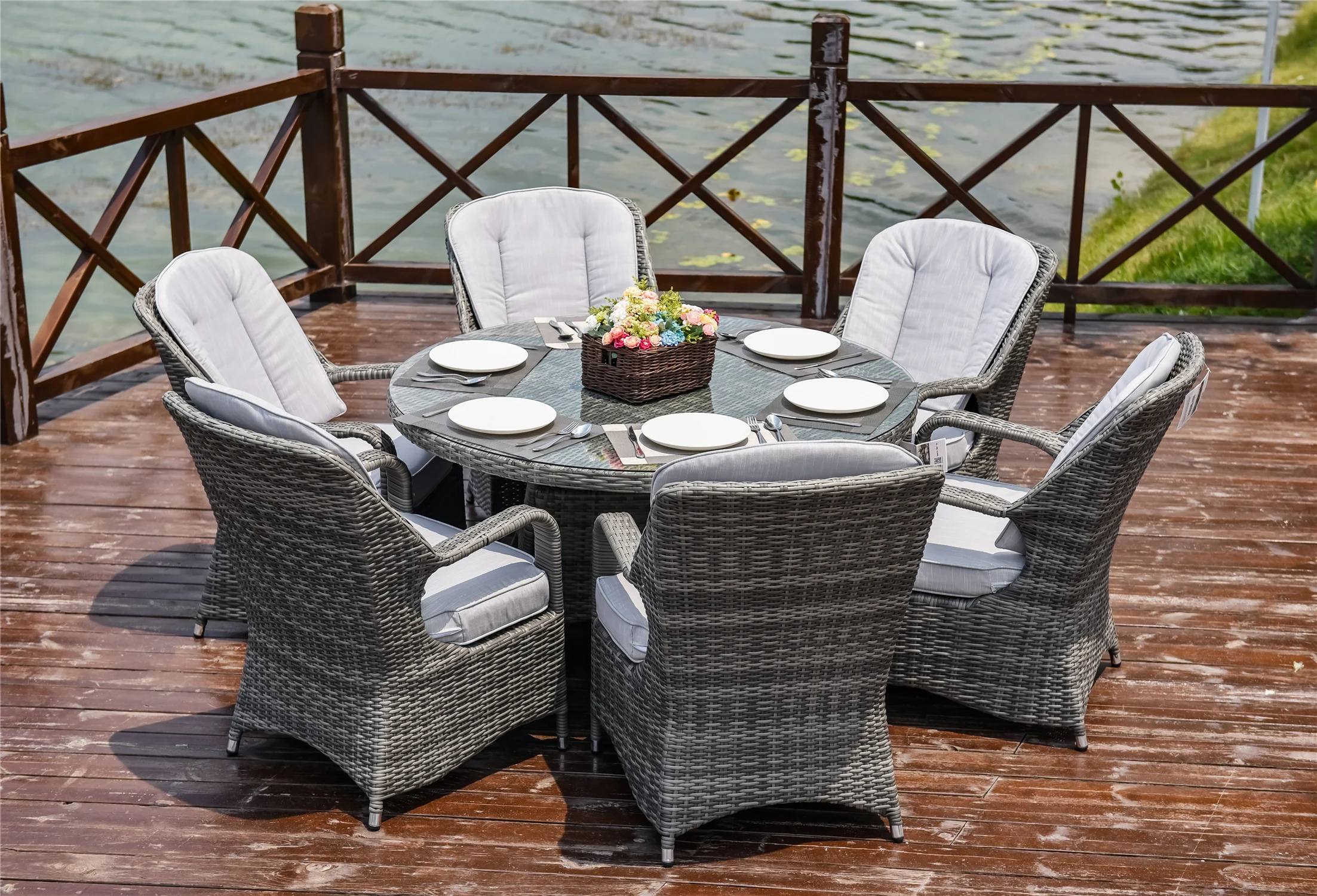 Economic and Practical Round Six-seater comfortable Patio Rattan set in the garden