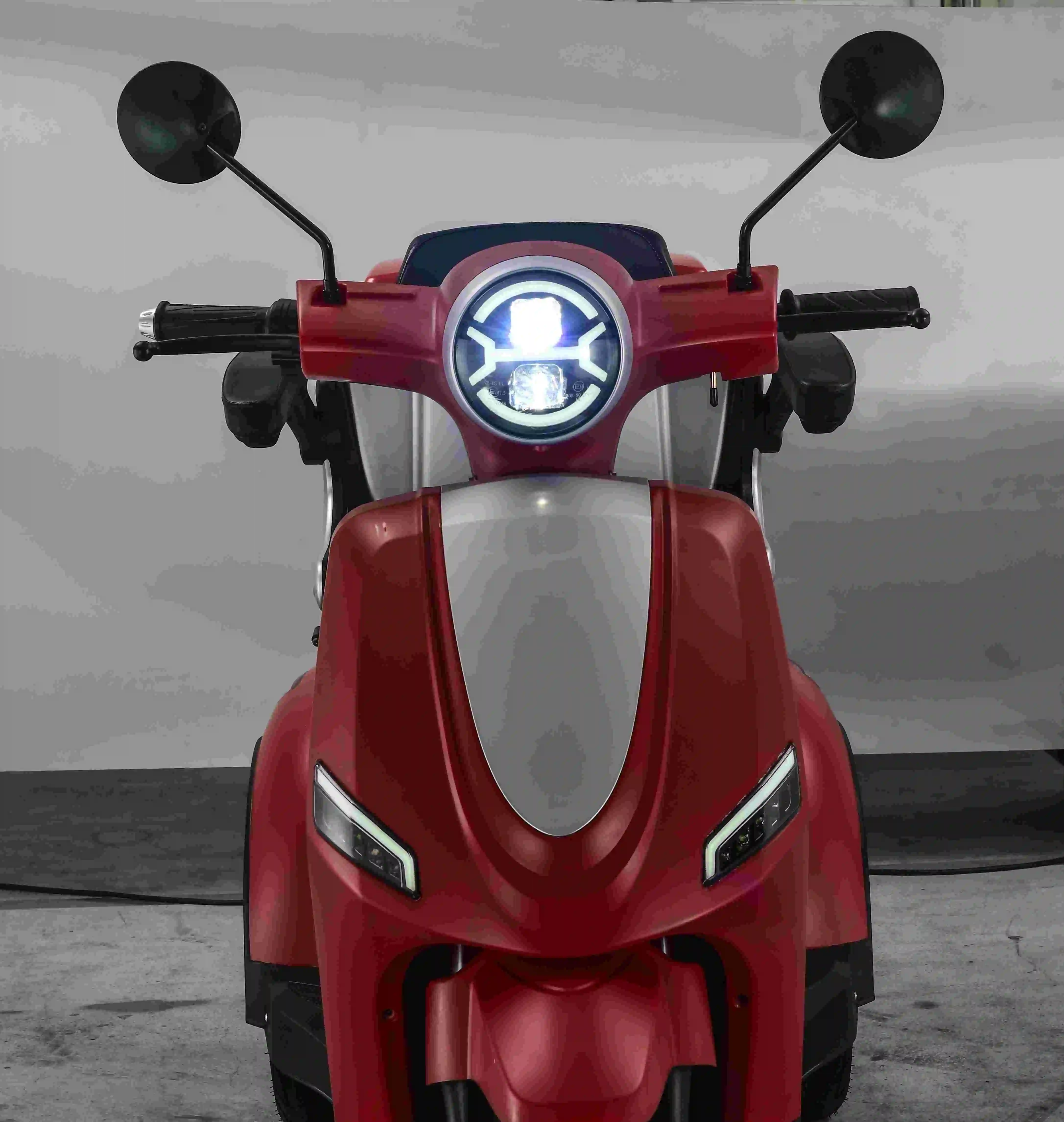 3 Wheels Leisure and Comfortable  Adult Mobility Scooter  Elderly Electric Scooter