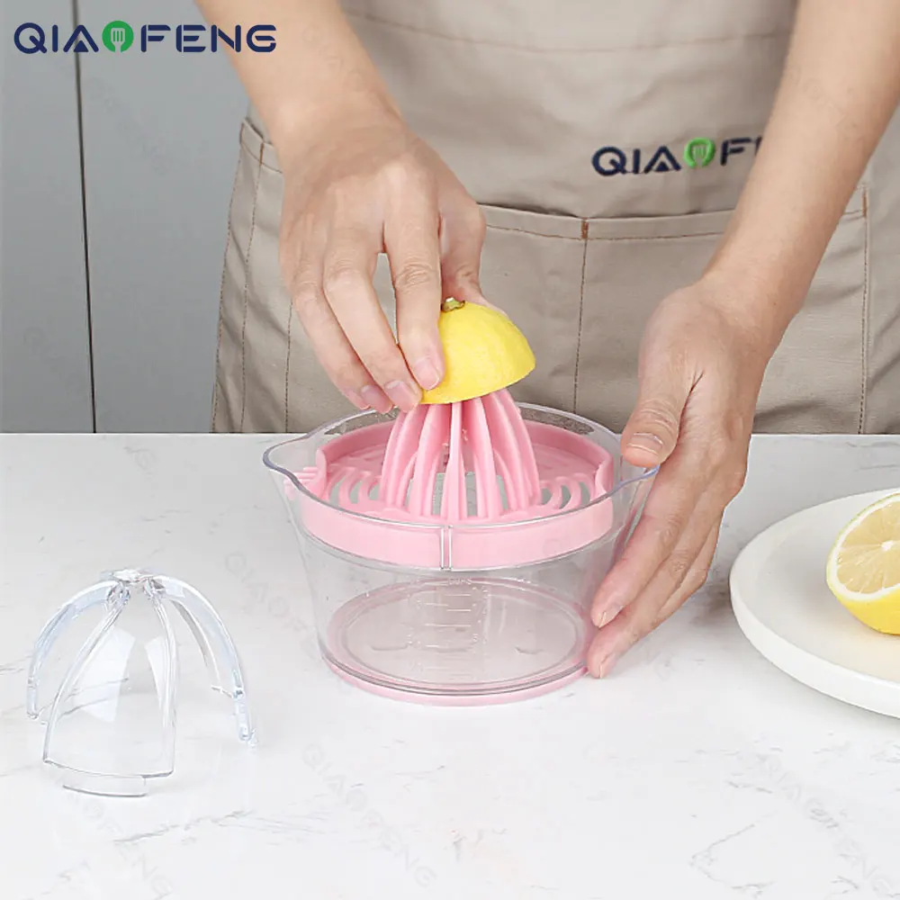 Multifunctional Household Manual Juicer Kitchen Gadget Orange Lemon Juicer with Graduated Cup Squeezer