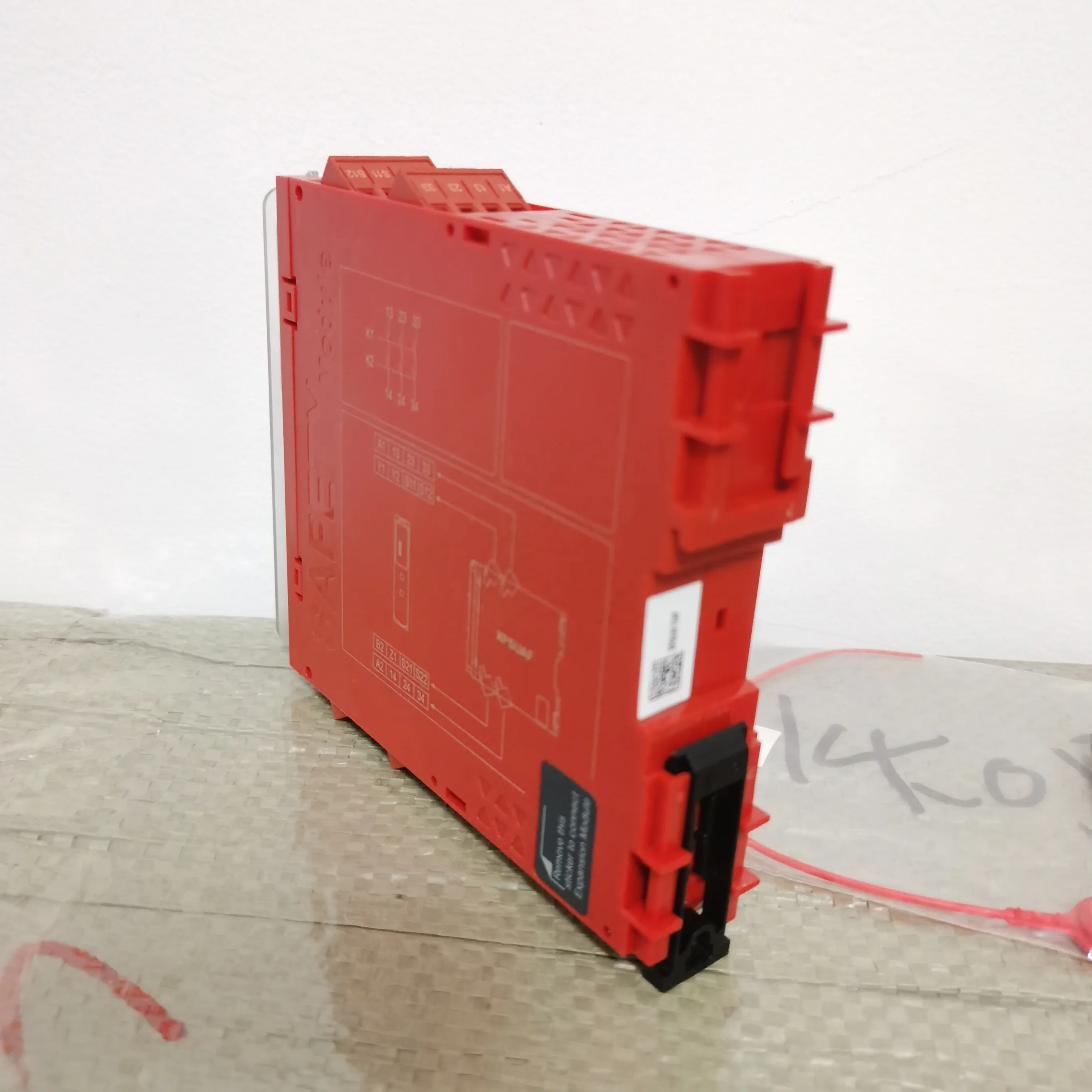 Schneiders Electric Harmony XPS Basic and Universal Safety Modules XPSUAK XPSUAF XPSUAF13AP PLC Safety Module
