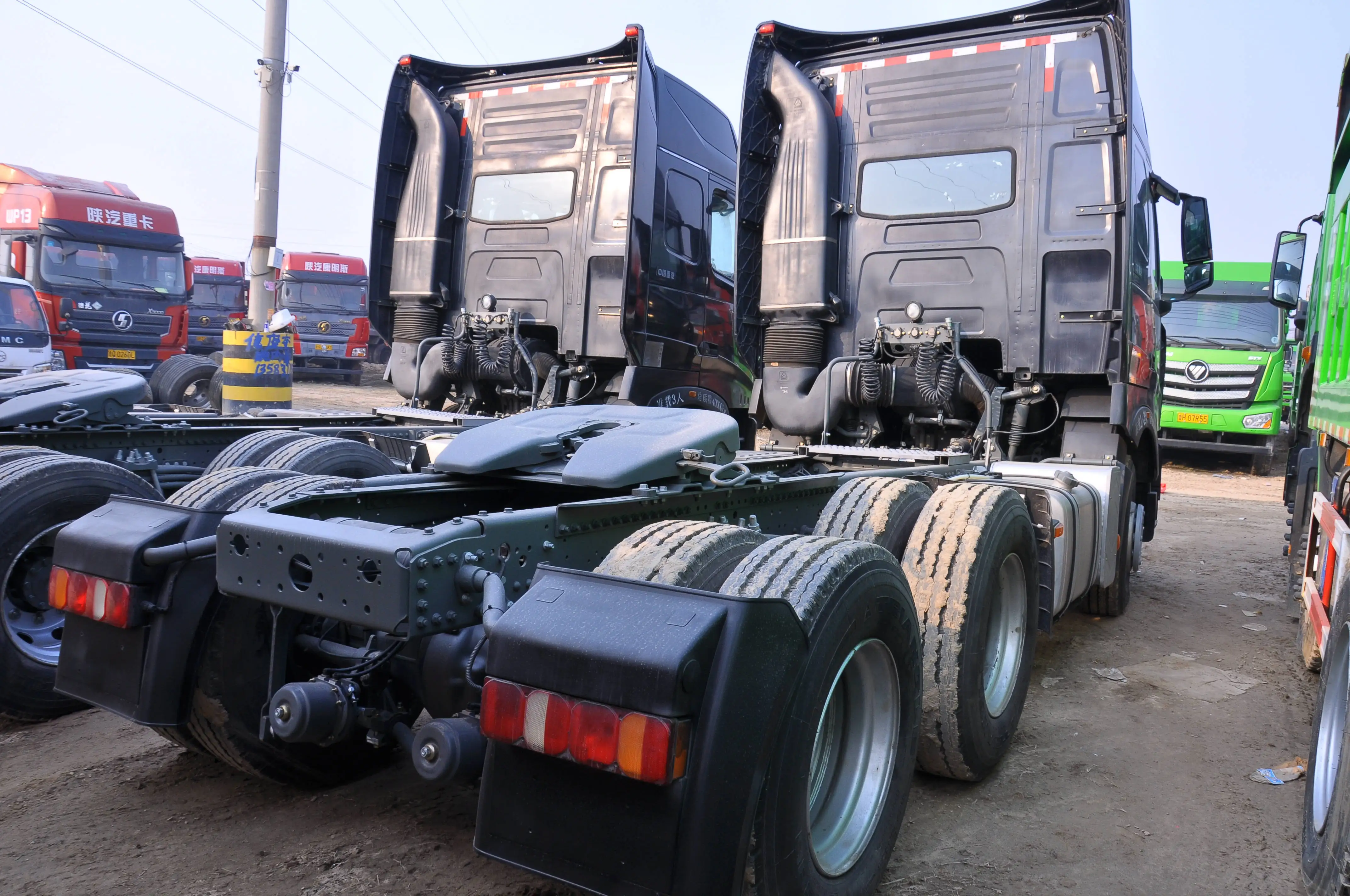 The second-hand manufacturer retains the HOWO 6x4 heavy tractor head used tractor truck for direct sales
