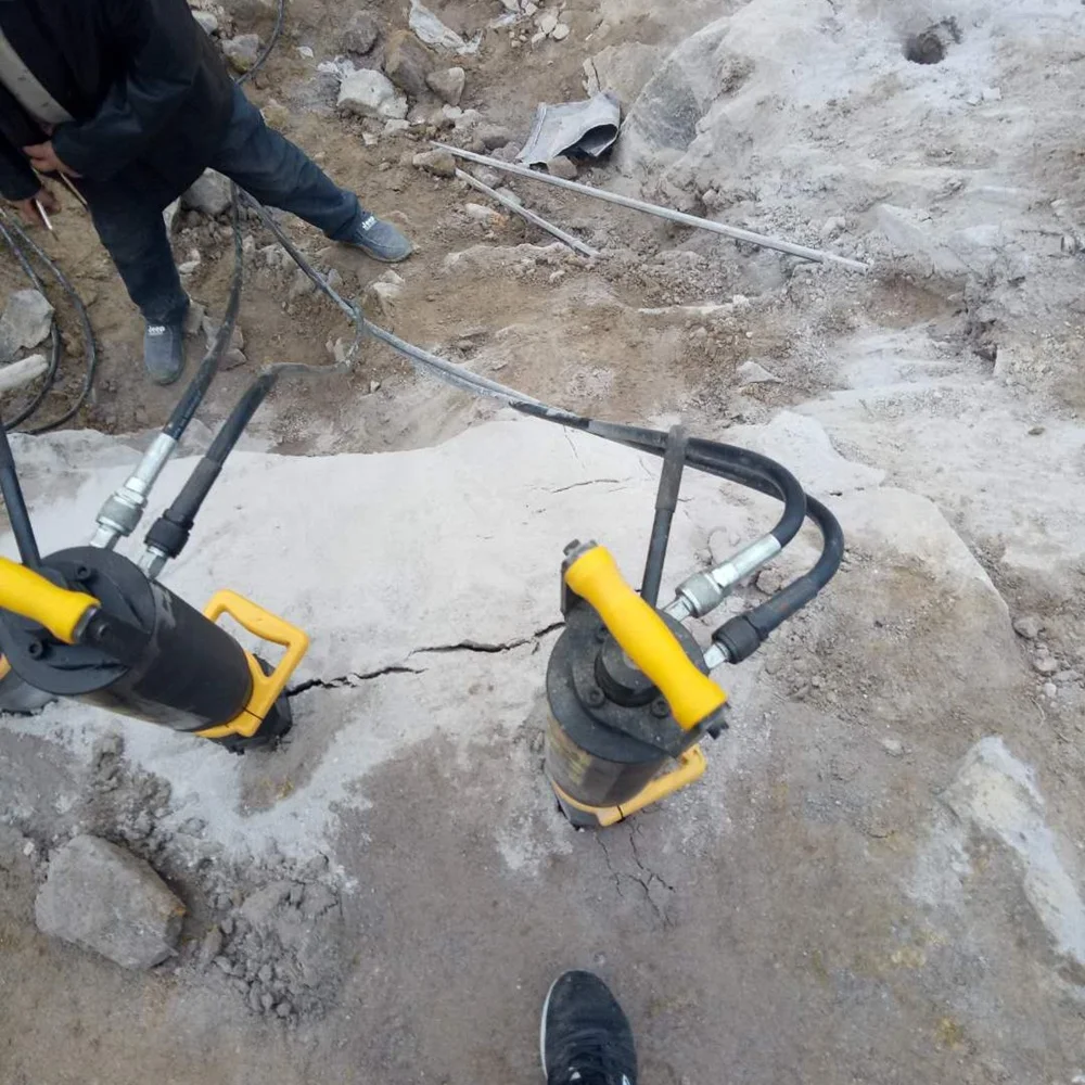 Rock Breaking Machine Hydraulic Drive One to Six PCS Splitters Work Together