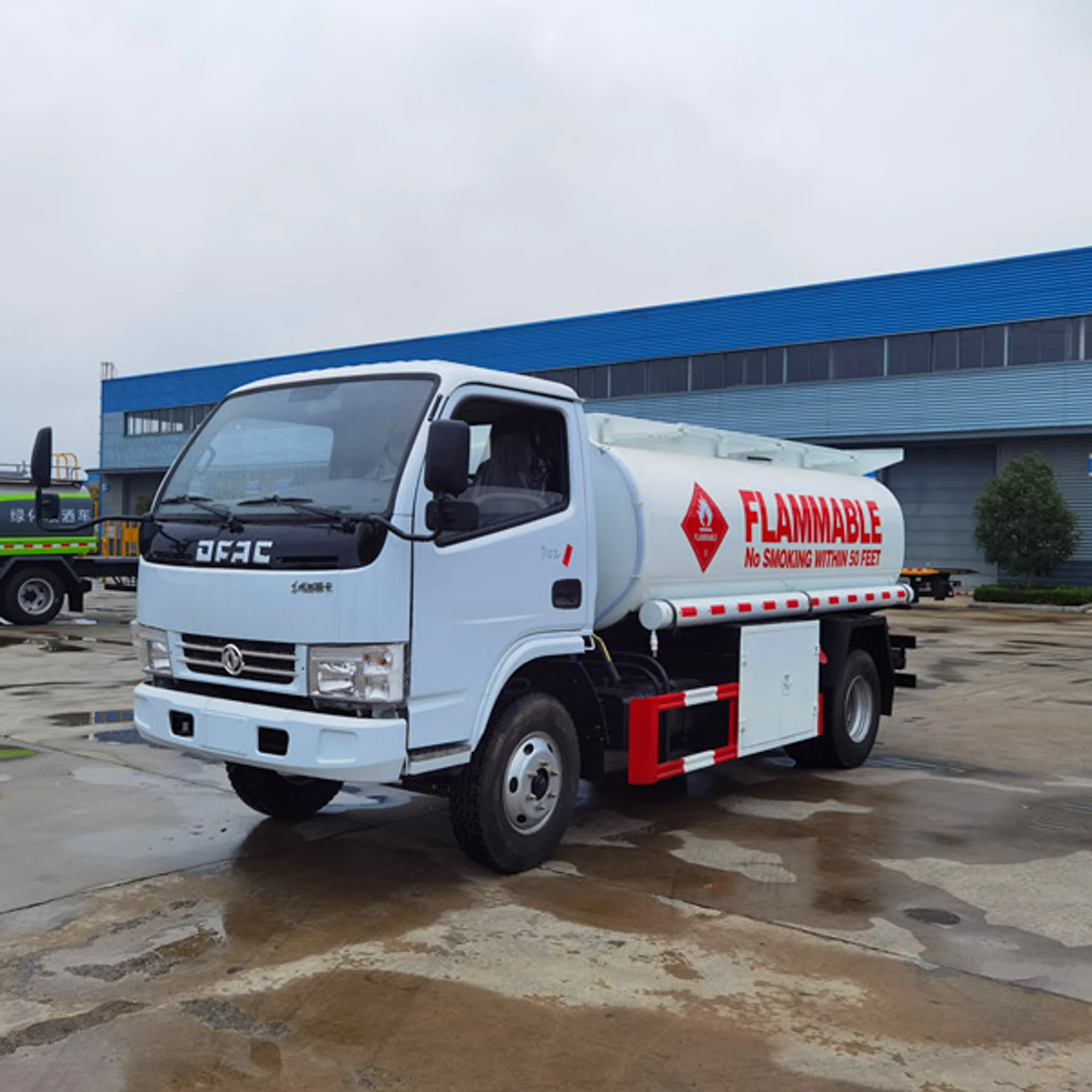 Dongfeng Dolica tanker truck Fuel Tanker Truck  4x2 130Hp Automatic 6CBM Oil Tank
