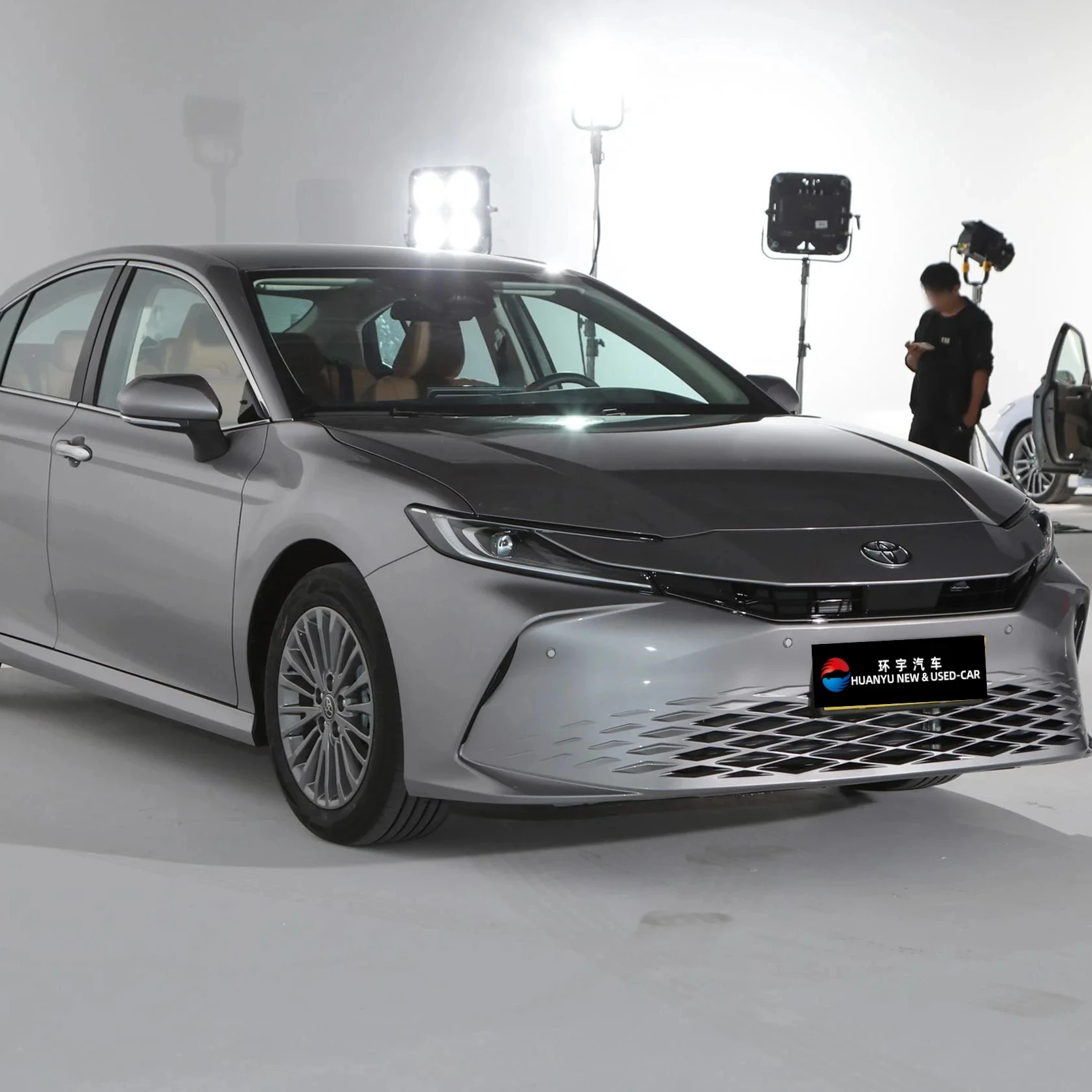 In stock New Toyota Camry 2.0g Deluxe Edition Luxury Cars For Sale Petrol Fuel Light Interior With Leather Seats
