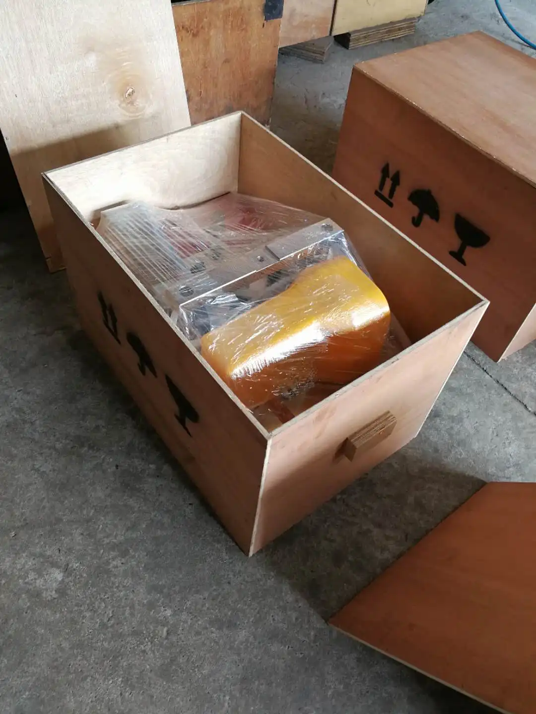 V nailer machine for picture frame