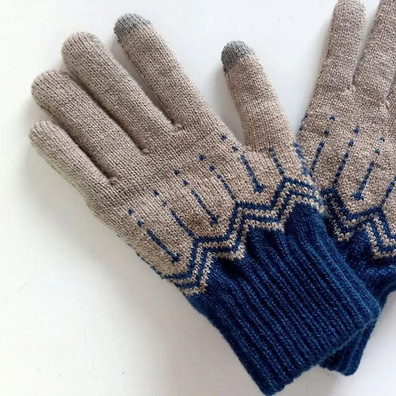 Knitted gloves for children in kindergarten to keep warm in winter