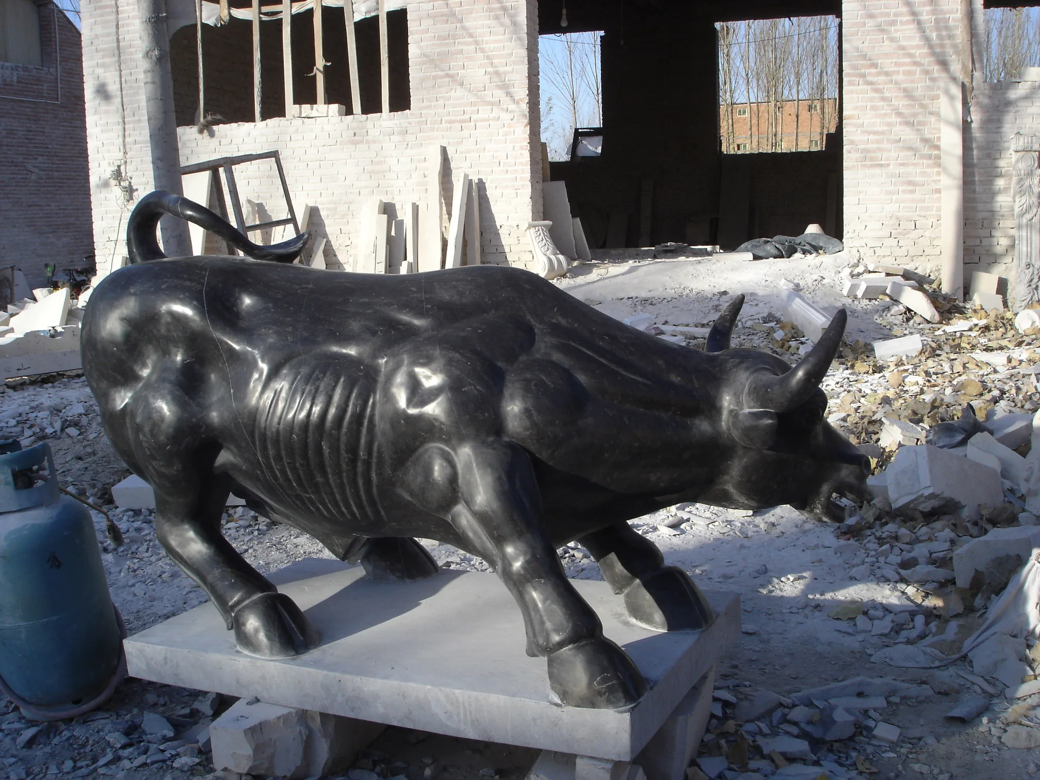 Factory hot selling handmade customized high-quality marble sculpture garden majestic gray marble cow sculpture