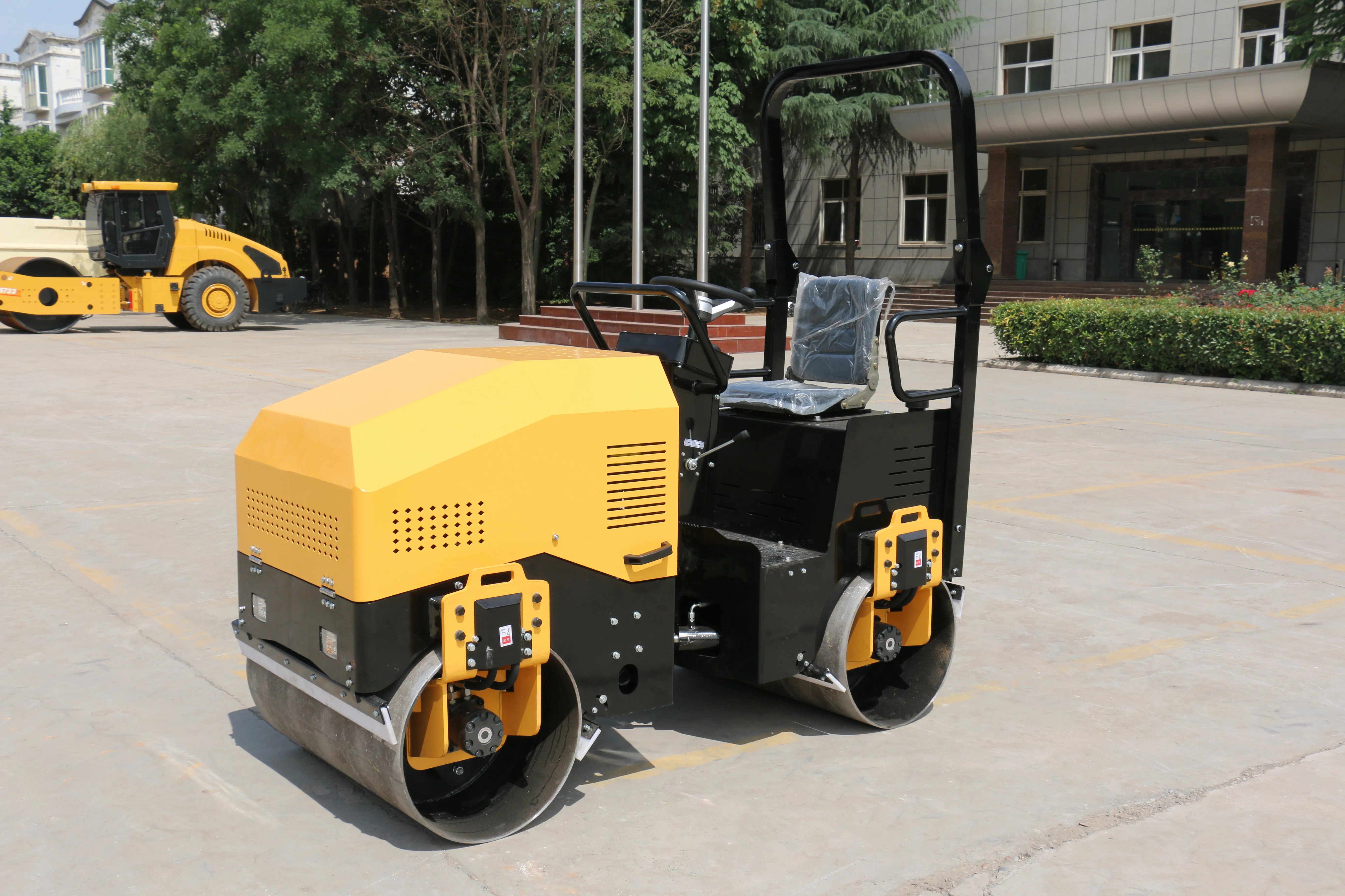 Hand-held double-wheel roller Diesel vibration hydraulic drive self-propelled small hand-held roller