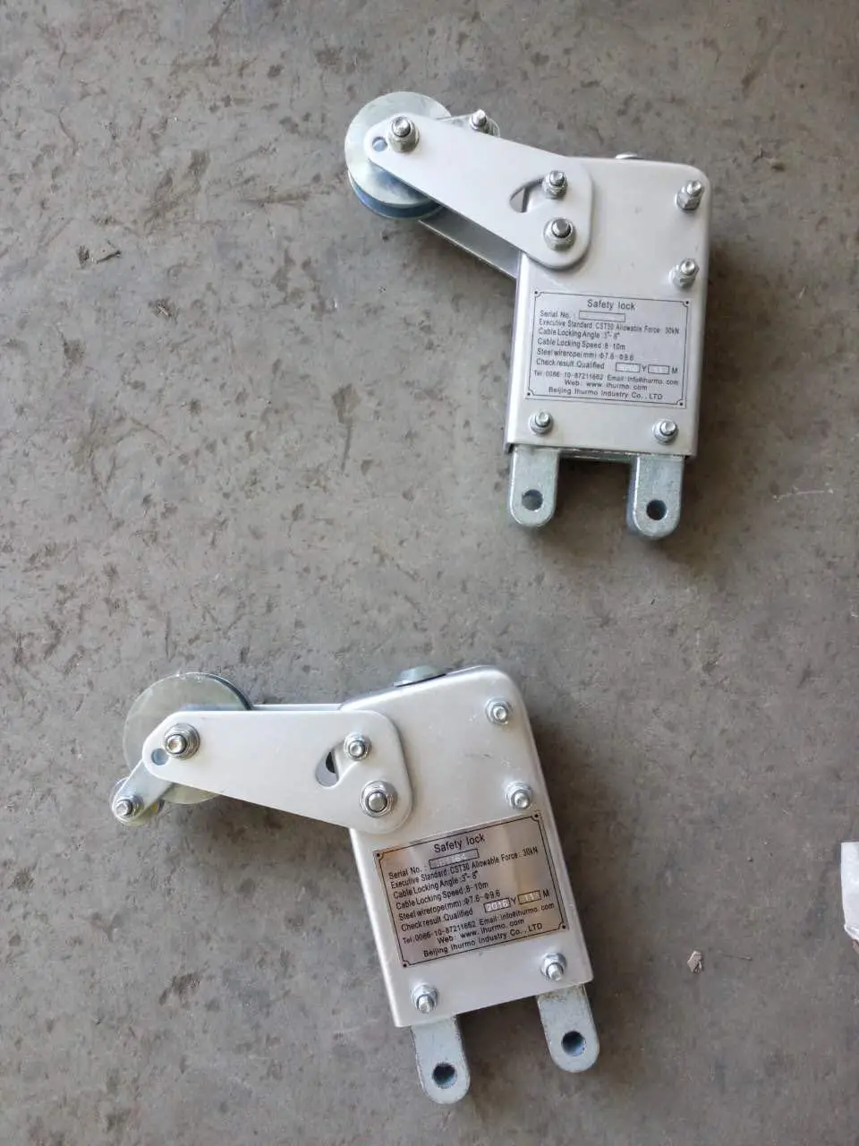 Safety lock of suspended platform