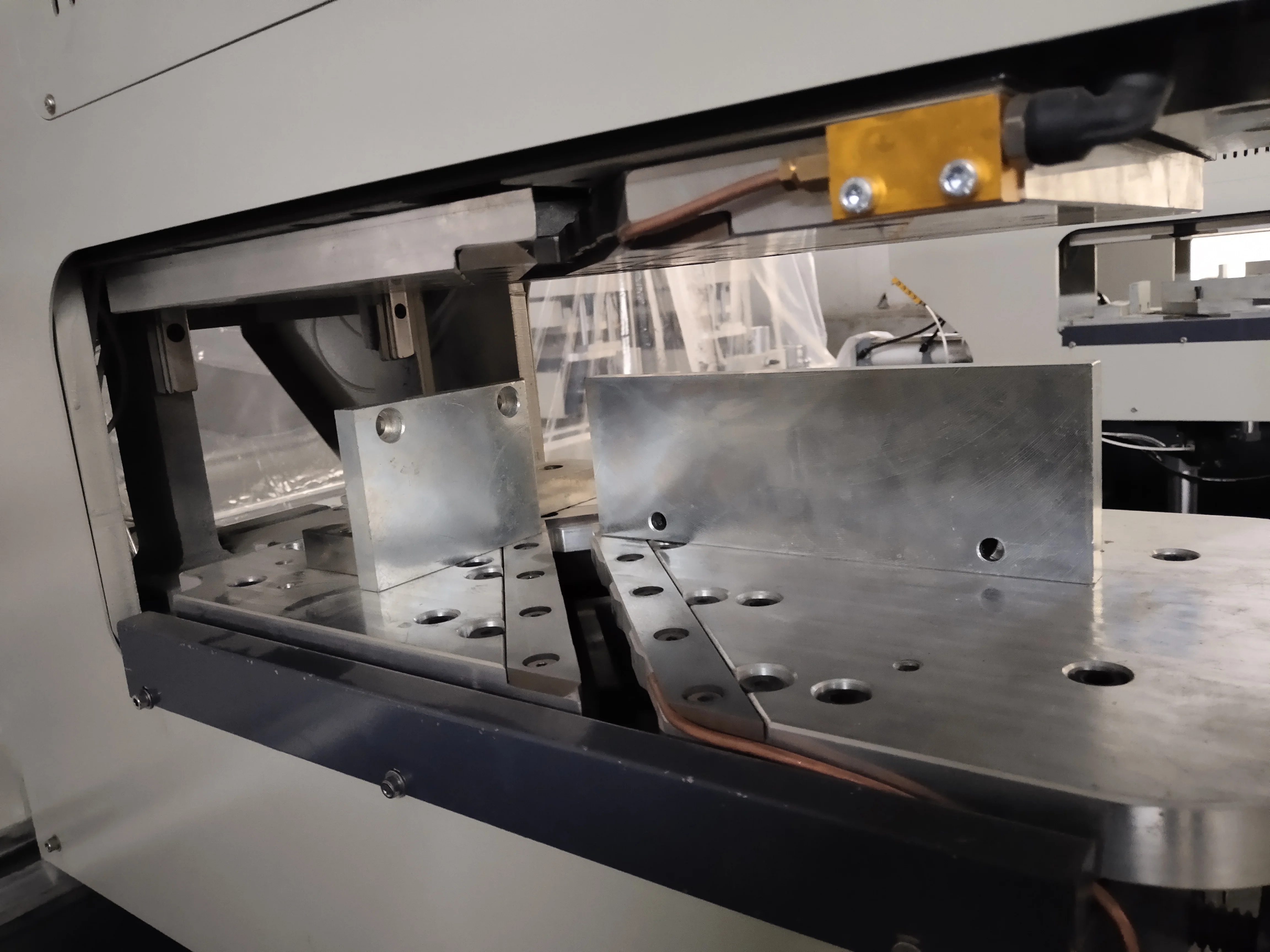 Two Heads Welding Machine for Pvc Profiles Upvc Window Making Machinery Cnc Machine Double Side Seamless Provided PLC 100% 900