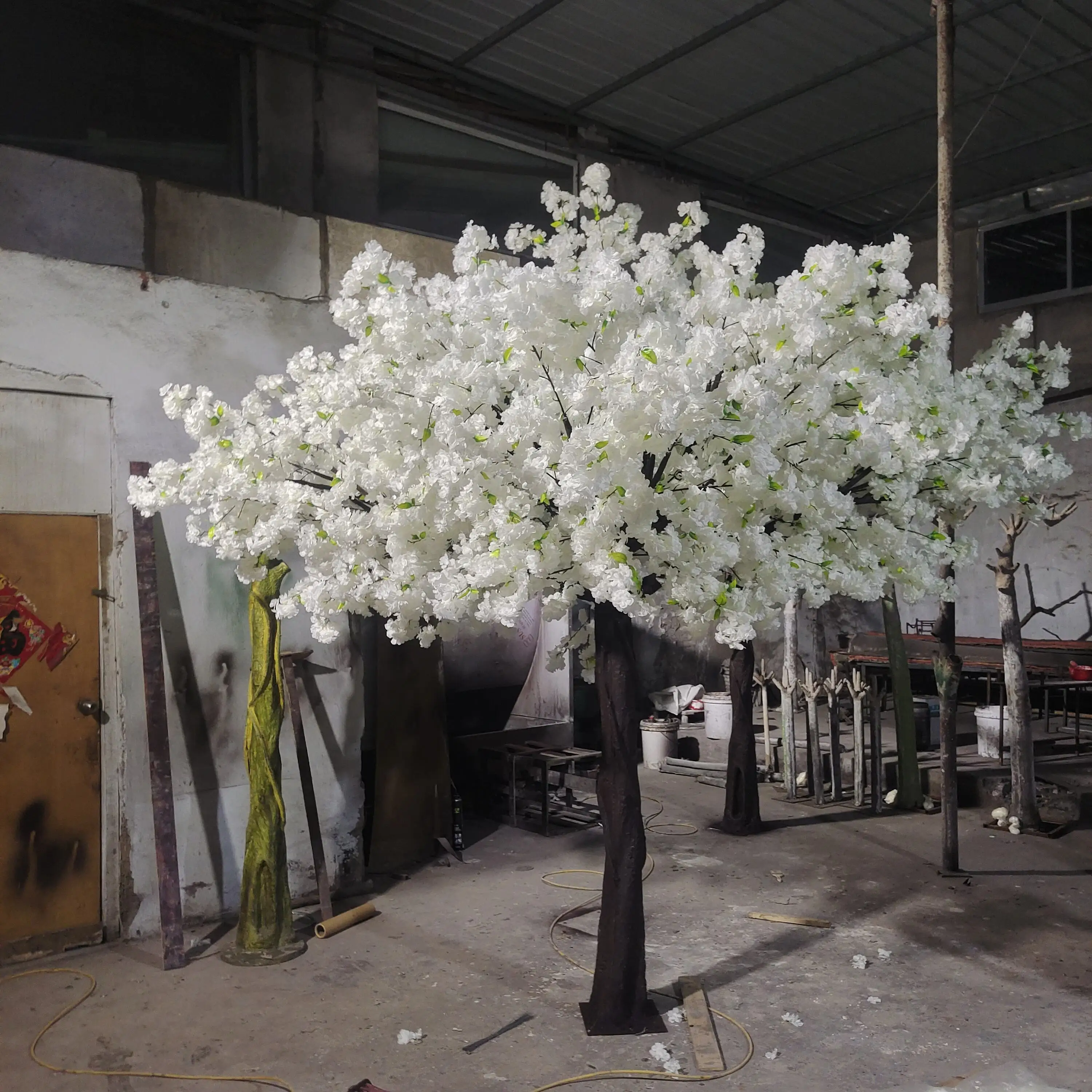 Wholesale Restaurant Outdoor Wedding Party Sakura Plant Tree Large Artificial Fiberglass Fake Cherry Blossom Tree For Decor