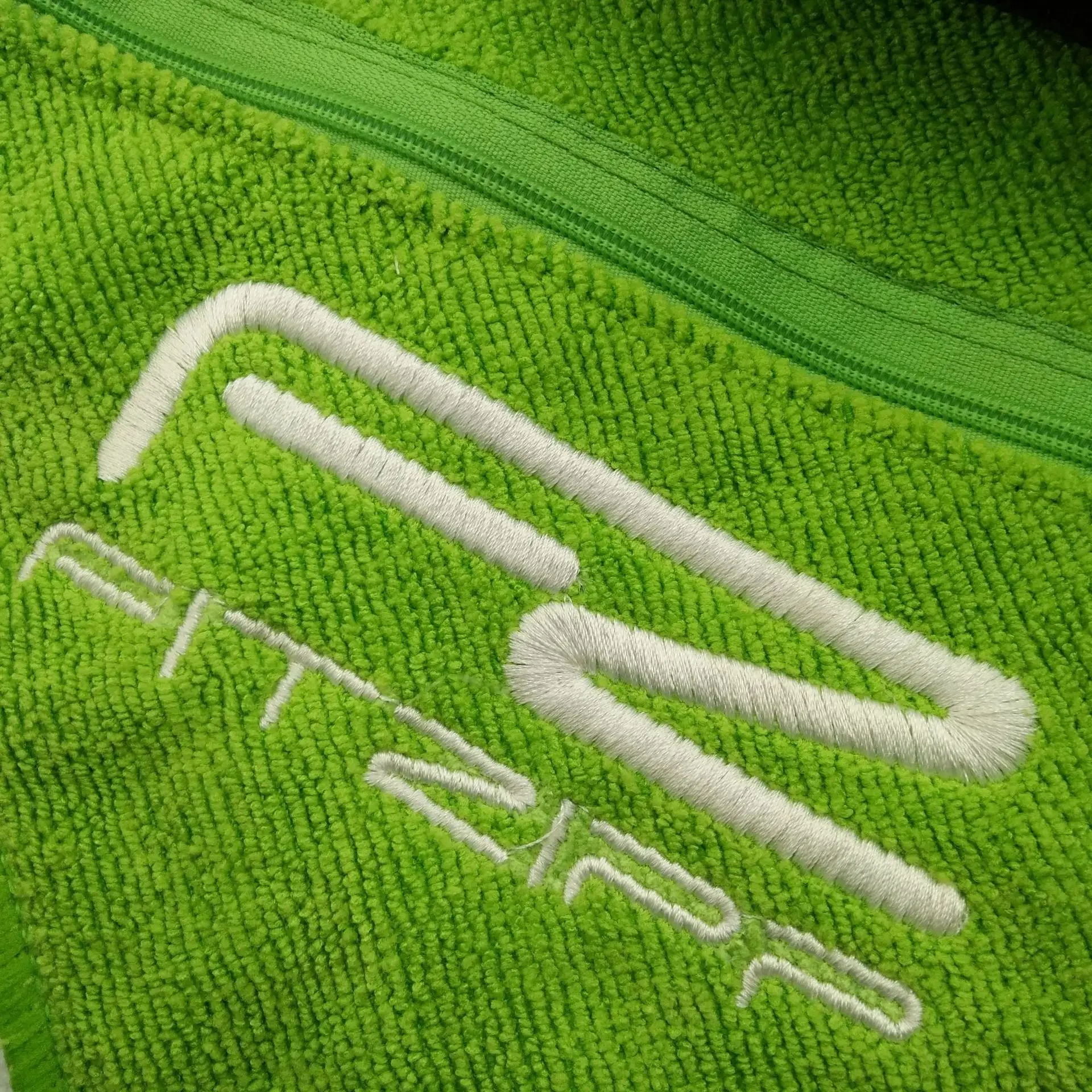 Китайская фабрика, спортивное полотенце из микрофибры с логотипом на заказ, полотенце для спортзала с карманом на молнии