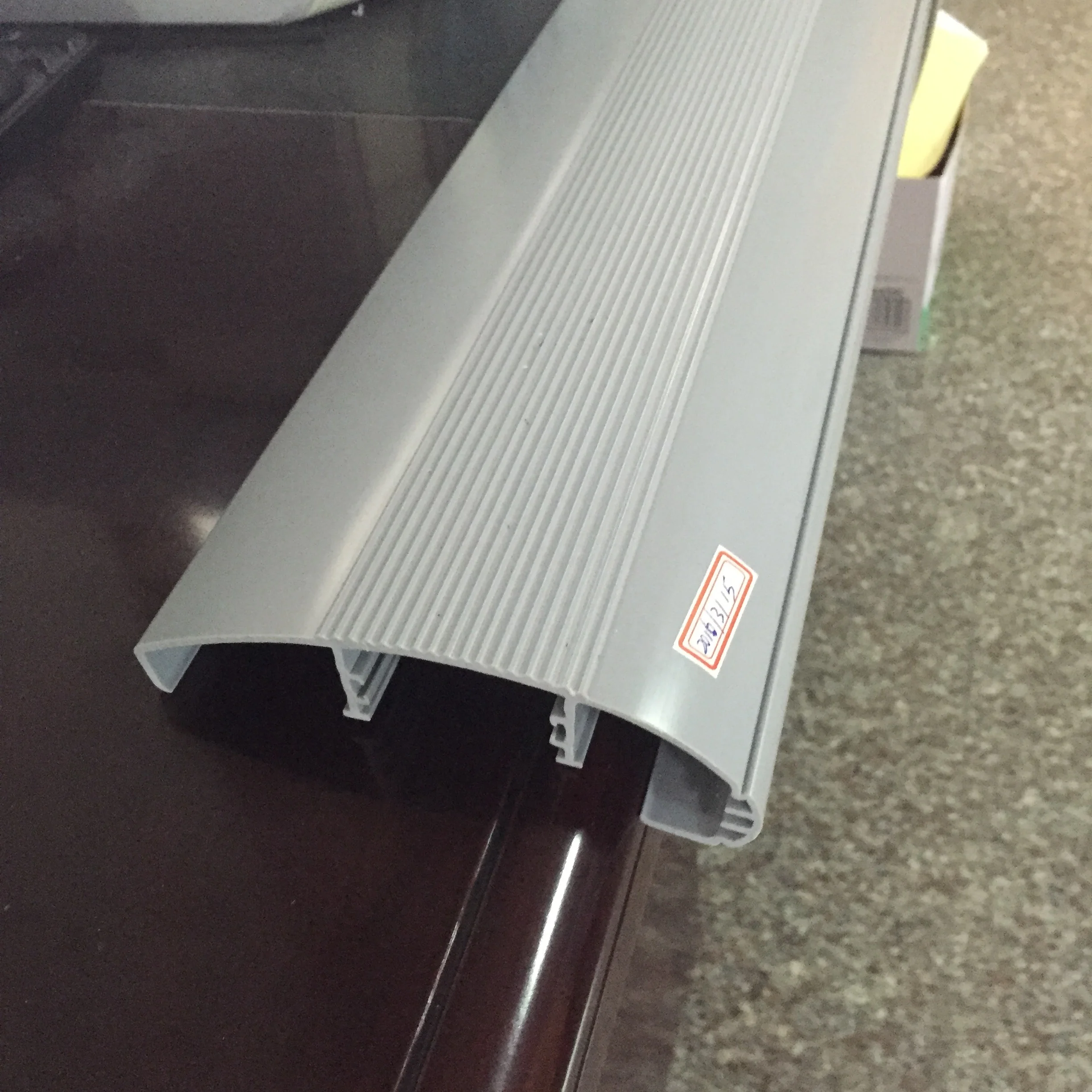 Изготовитель изготовленный на заказ экструзионный ПВХ пластиковый профиль с защитой от ультрафиолета для строительства и украшения