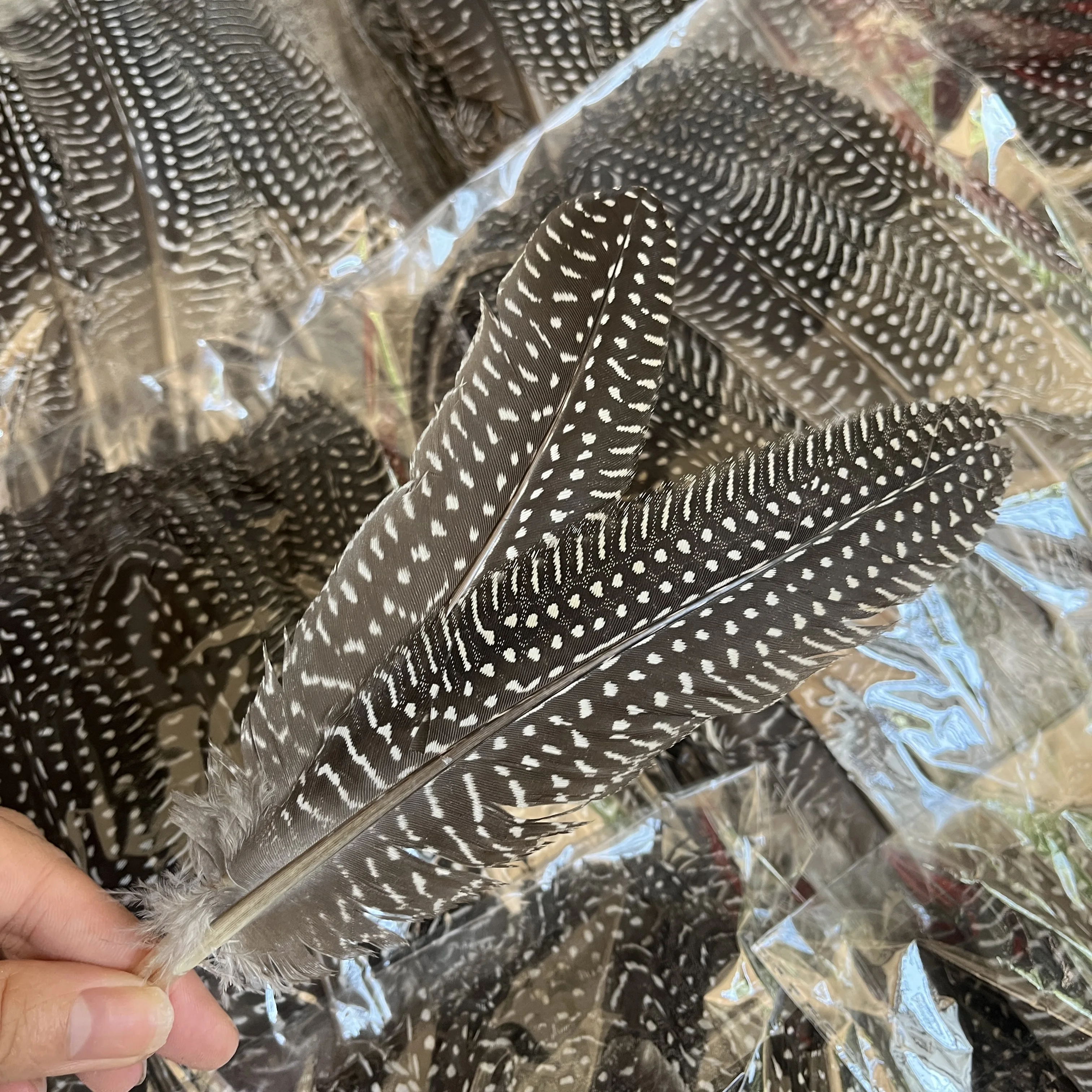 Оптовая продажа недорогие карнавальные шляпы украшения ручной работы 15-20 см дешевые натуральные перья для цесарки