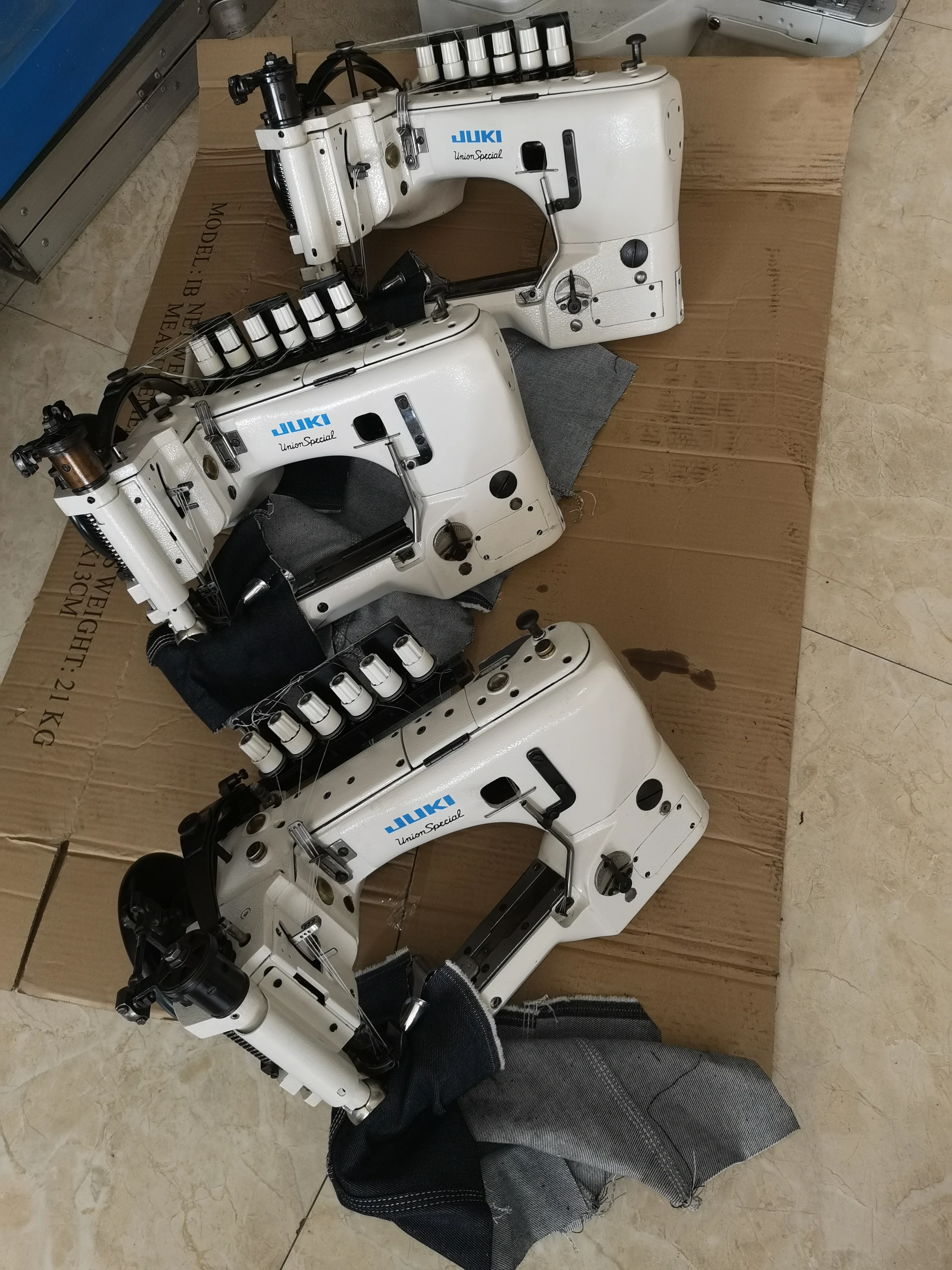 Used JUKIs 3580 3 Needles Feed off the Arm Chainstitch Machine Industrial Sewing Machine for Jeans