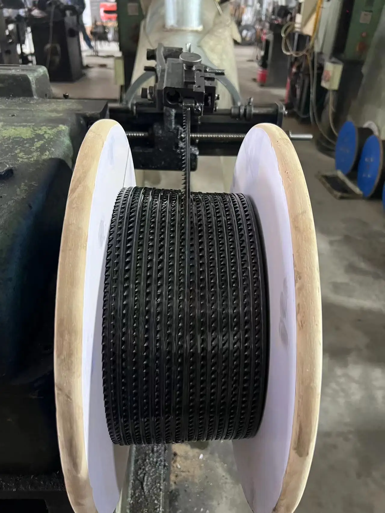 Textile waste recycling machine in spinning mill tears and opens yarn clothing recycle cotton recycling line flexible metal wire