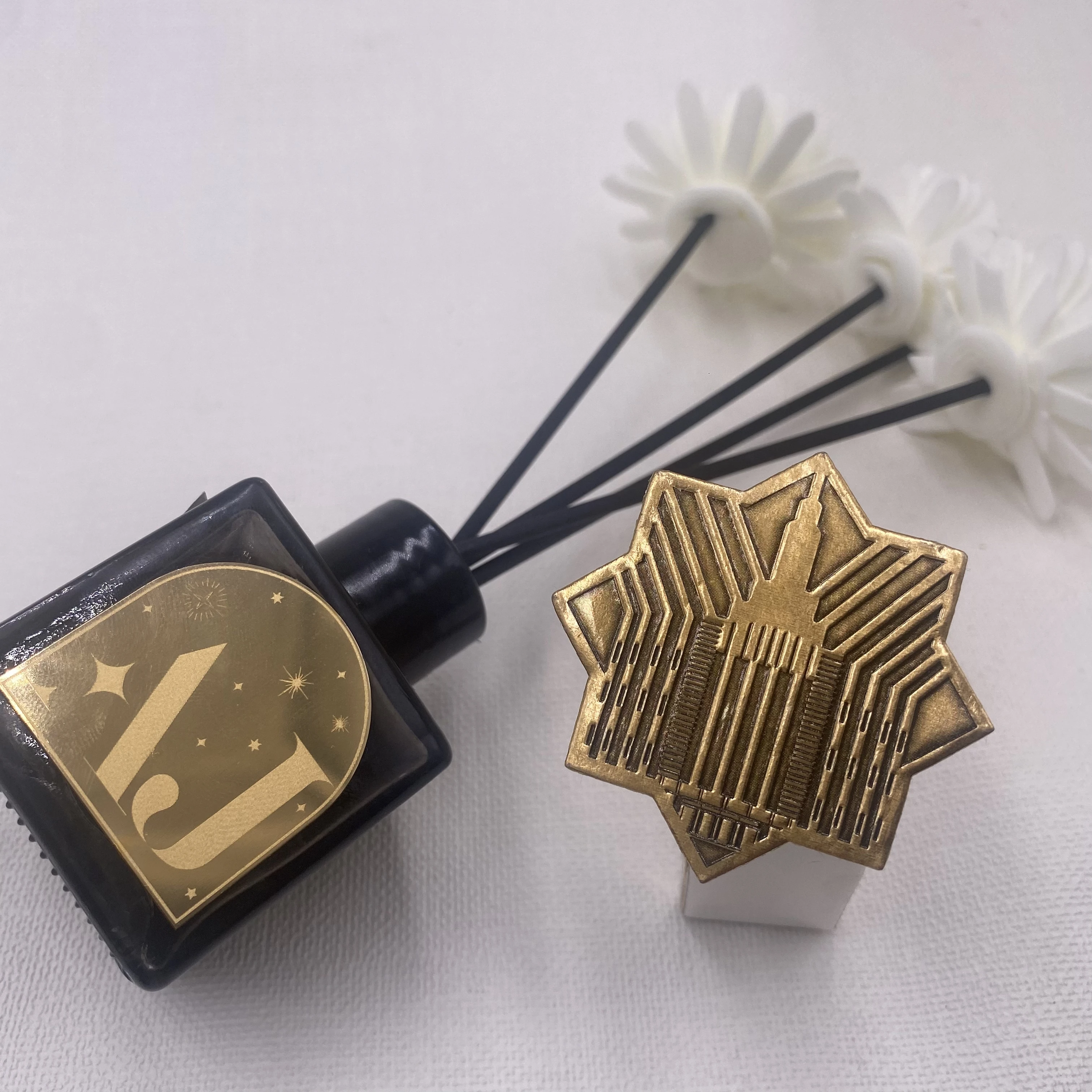 Customized Perfume Bottle Metal Label Custom Printing Waterproof Logo Pattern Embossed Sticker Sticky perfume bottle sticker