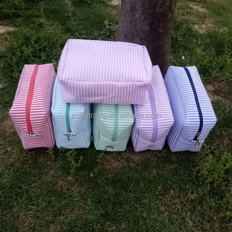 Hot Sell Monogrammed Seersucker Makeup Bag Cosmetic Pouch Personalized Embroidery Seersucker Cosmetic Bag for Bridesmaid Gifts