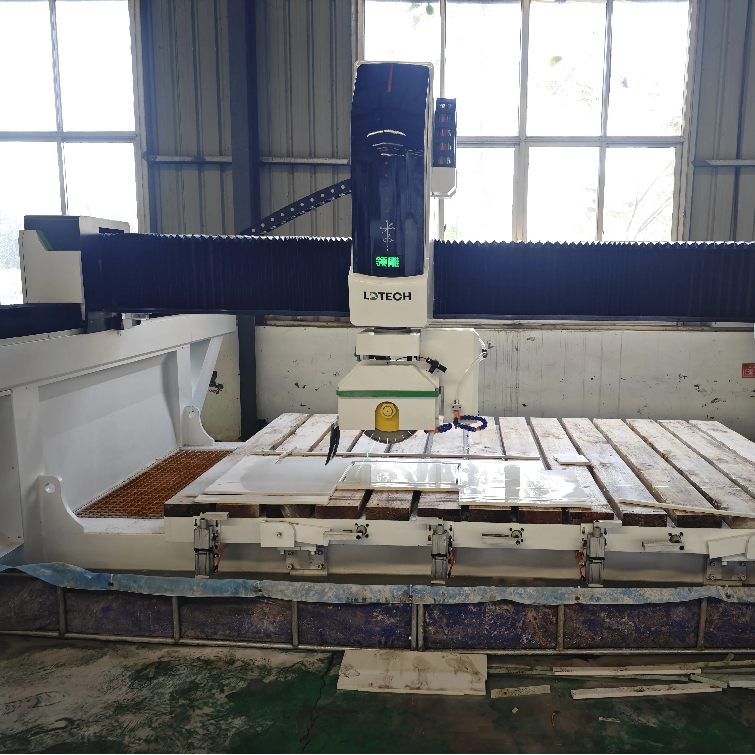 LD-Tech four-axis bridge cutting machine can cut marble and granite. Price is favorable. Welcome to consult