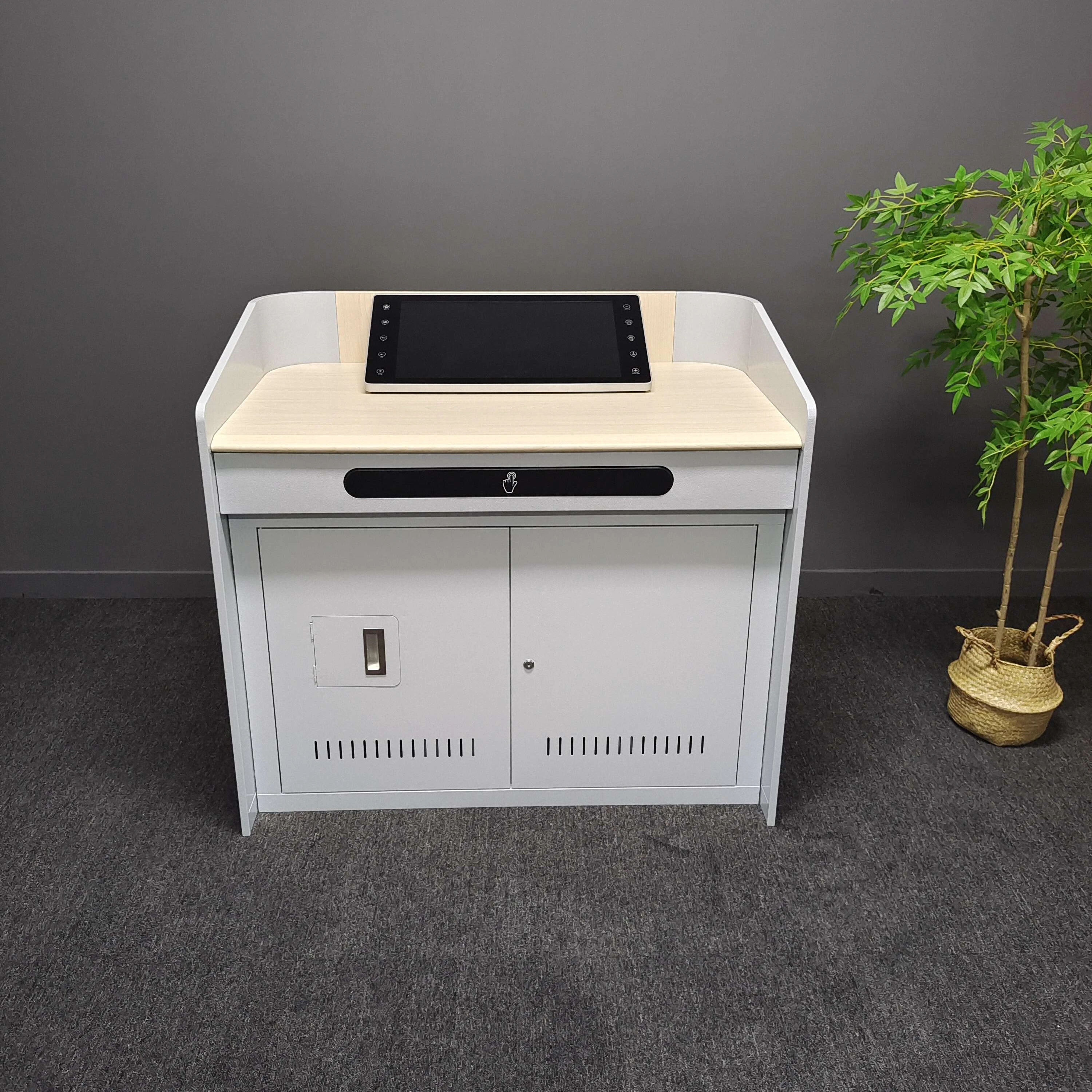 Подиум учителя школьной мебели прост и моден