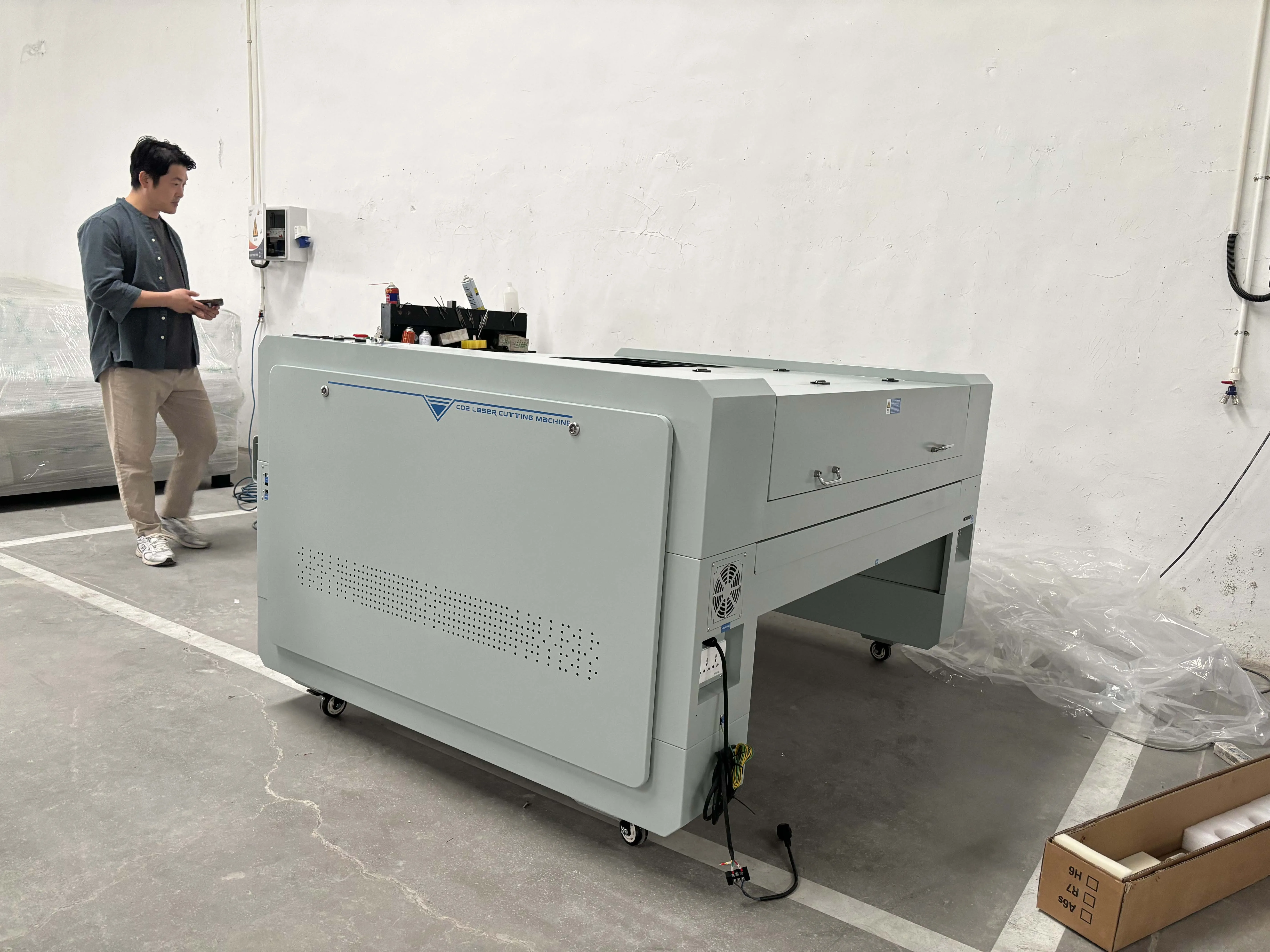 Gantry Type CO2 Laser Engraving Machine Cutting for Metal Wood Crystal Rubber for Retail and Manufacturing Plants