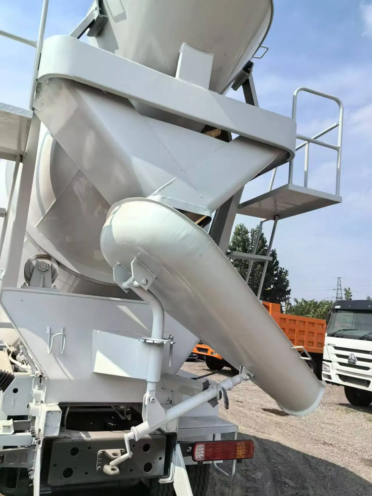 Sophisticated Technology Used HOWO 6 Cubic Yards Cement Concrete Cement Mixer Truck