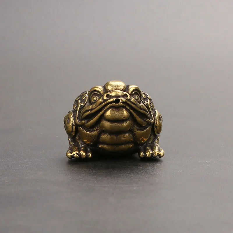 Brass toad hand piece, creative antique tea pet, small bronze incense insert.