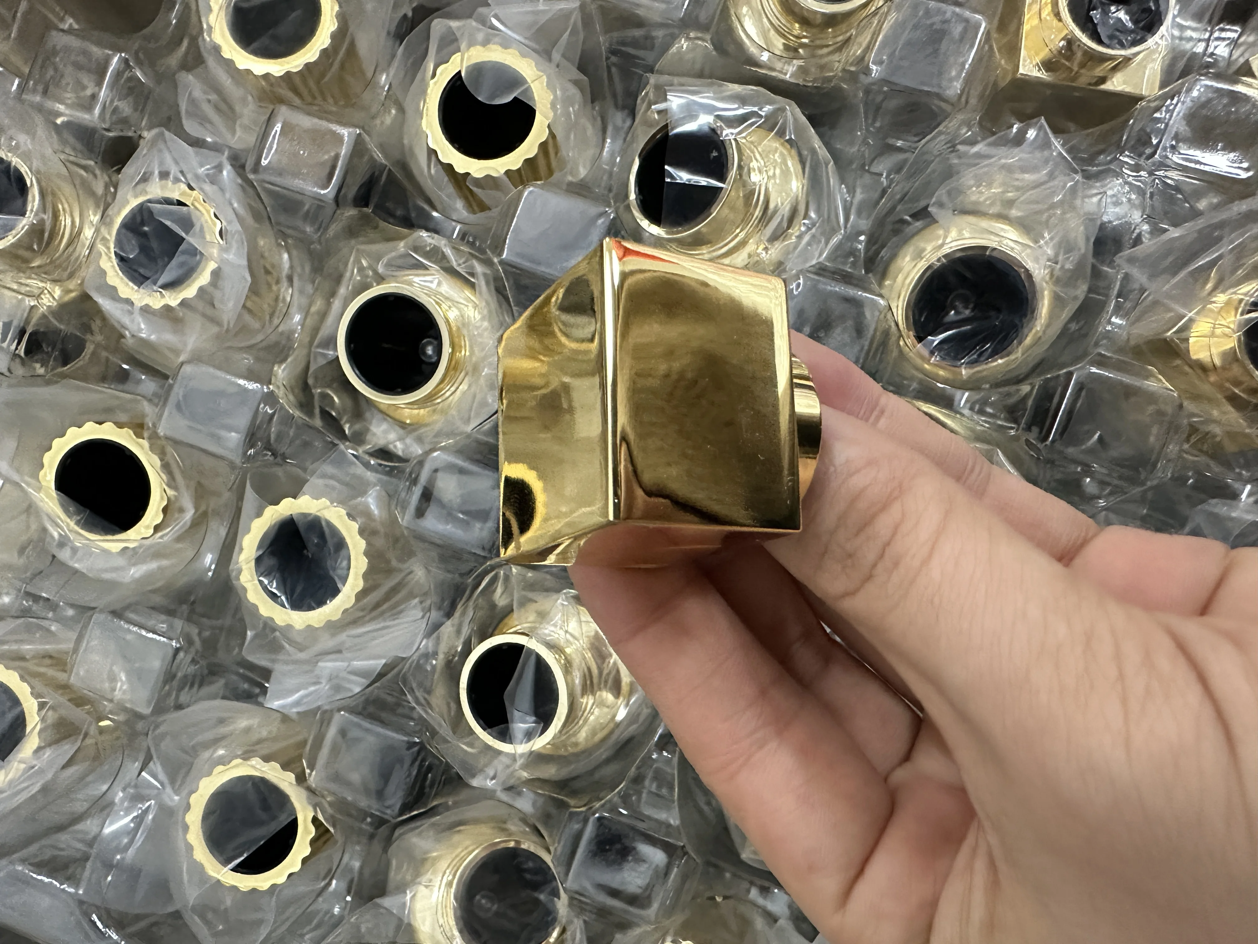 Customized 15mm Metal Crown Perfumed Zamac Perfume Bottle Caps