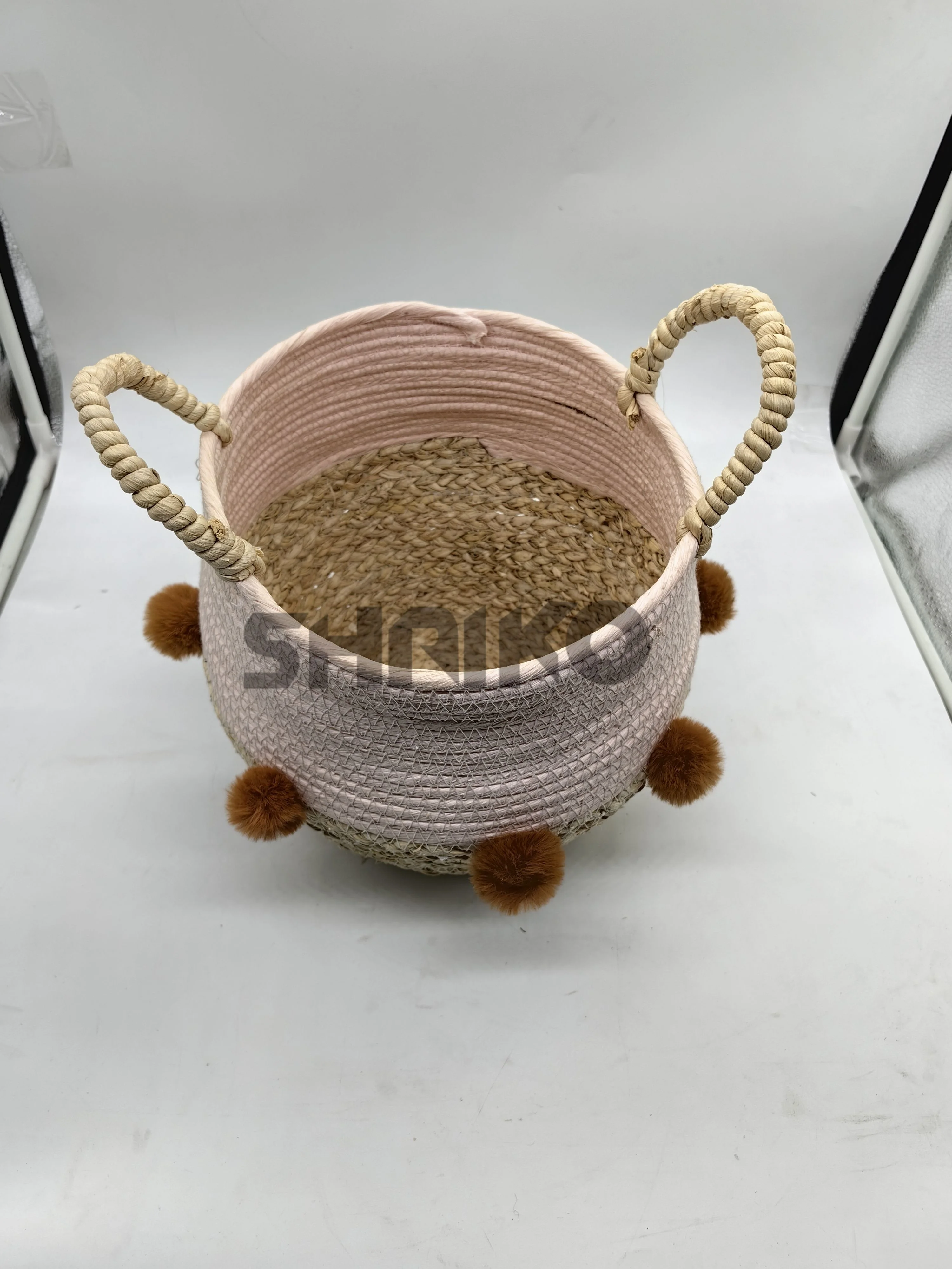 Corn husk woven storage basket for home use, beautiful and multifunctional storage basket with handle