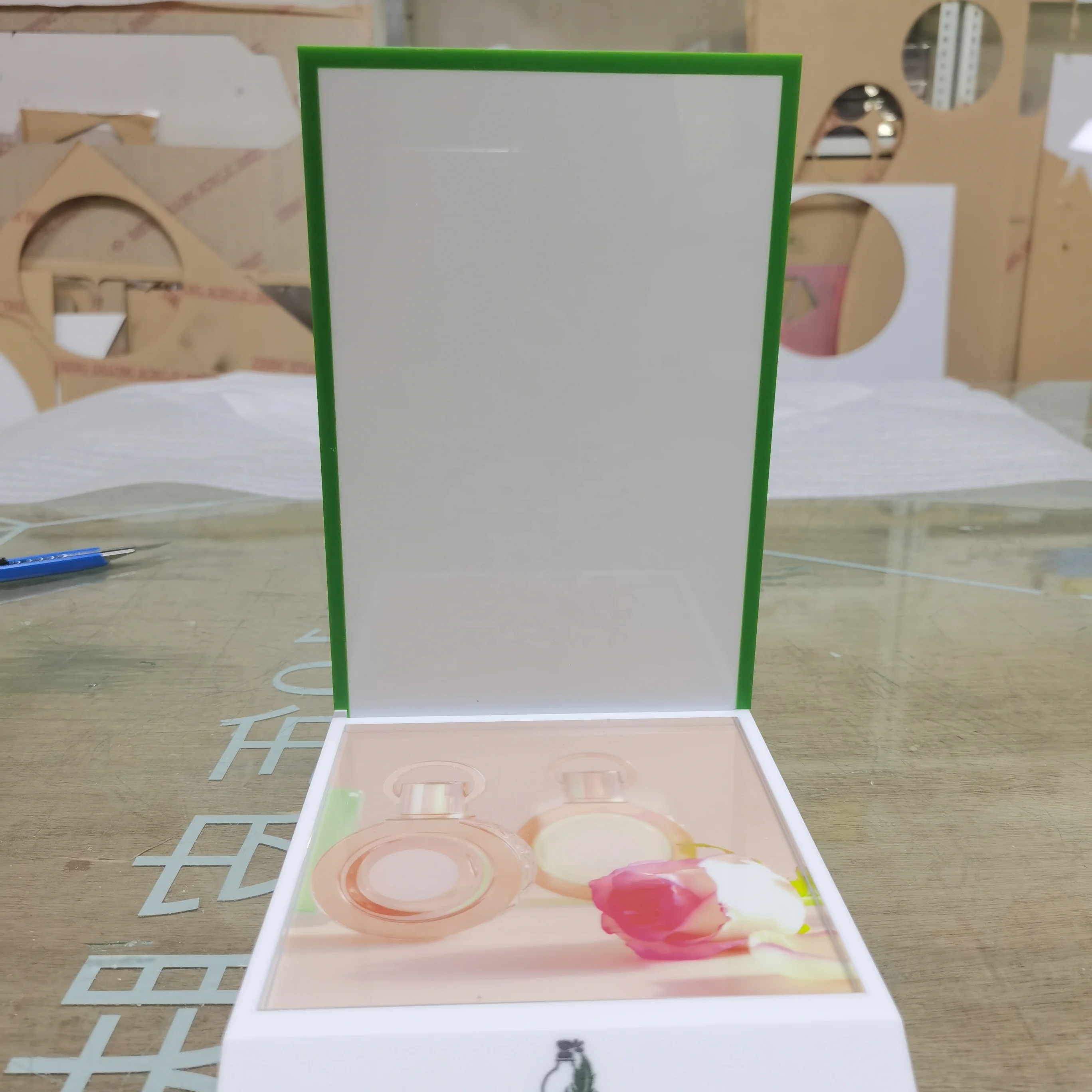 Custom Service Cosmetic Display Stand L Shape Acrylic Stand For Display Perfume Lipstick