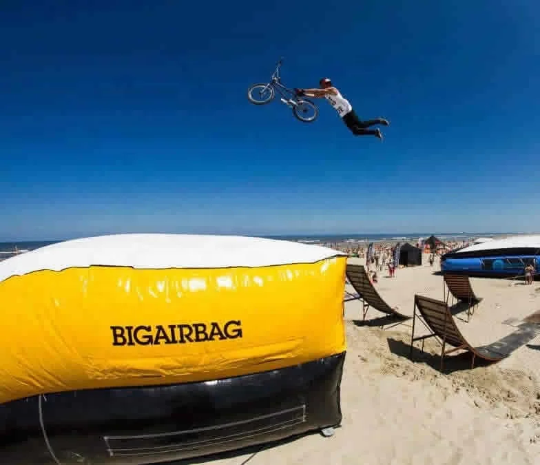 Outdoor giant inflatable landing airbag with ramp / bike jump stunt air bag for FMX MTB BMX bag jump airbag