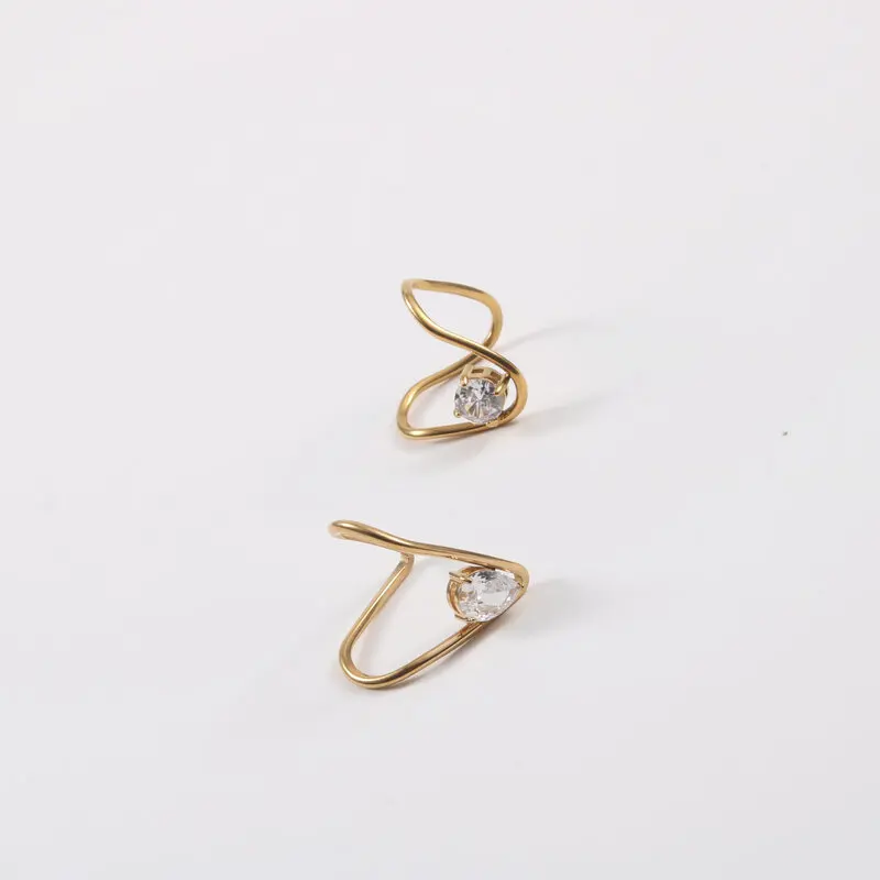 Elegant and Bold Fashion Ring with Naked Diamond and 18K Gold Coating