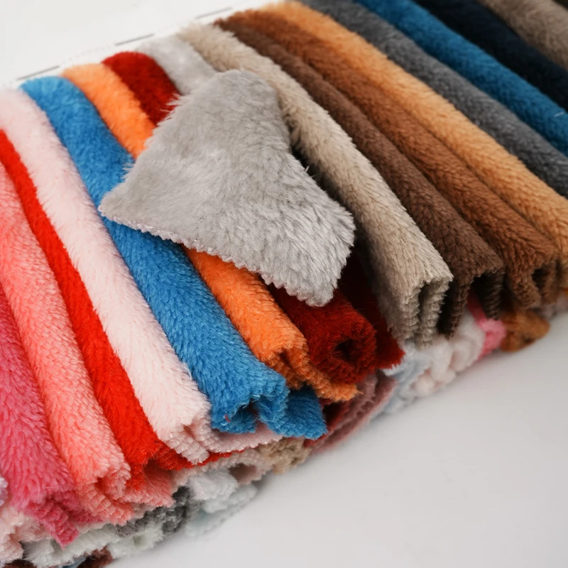 Двухсторонний 220 gsm зимний сезон мягкий на ощупь 100% полиэстер плюш Красивая фланелевая ткань для ребенка одеяло