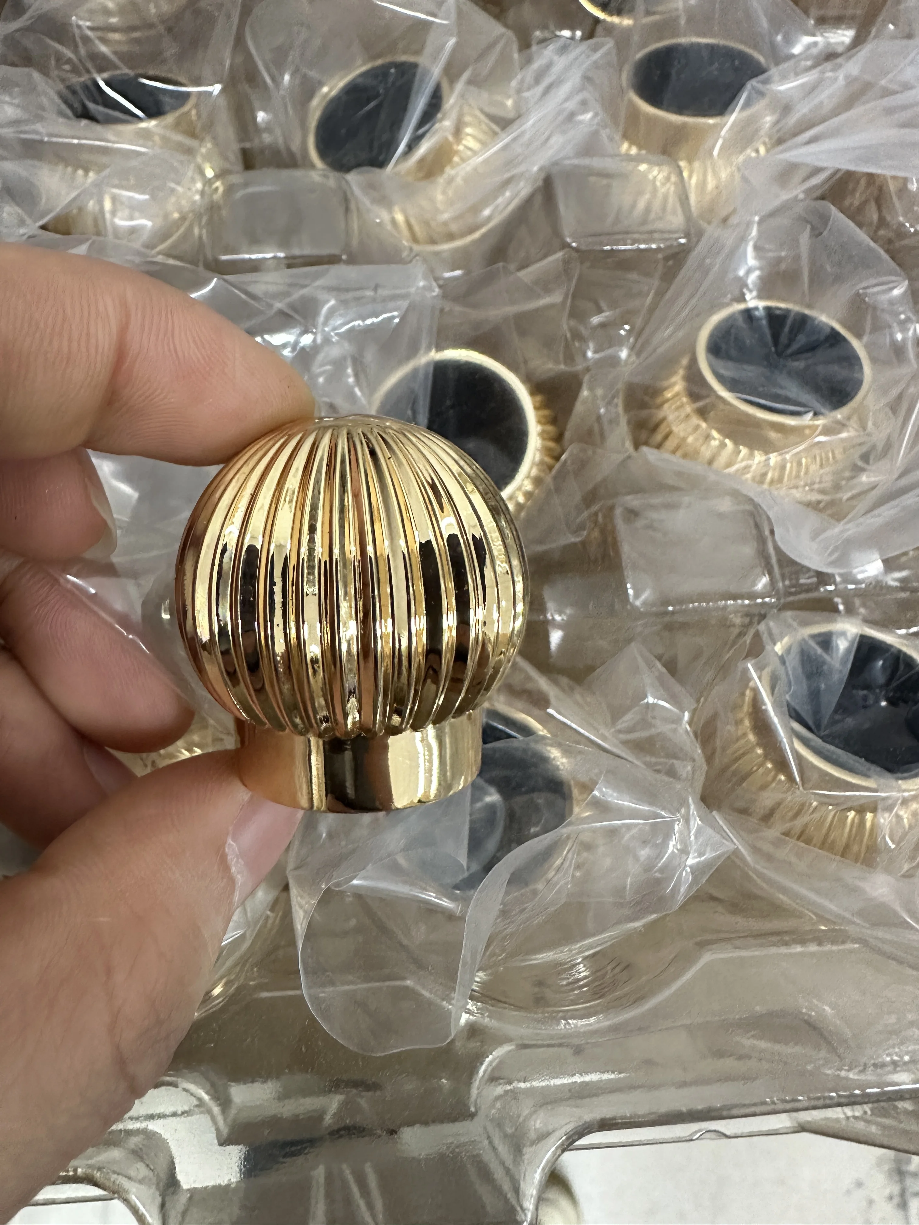 Customized 15mm Metal Crown Perfumed Zamac Perfume Bottle Caps