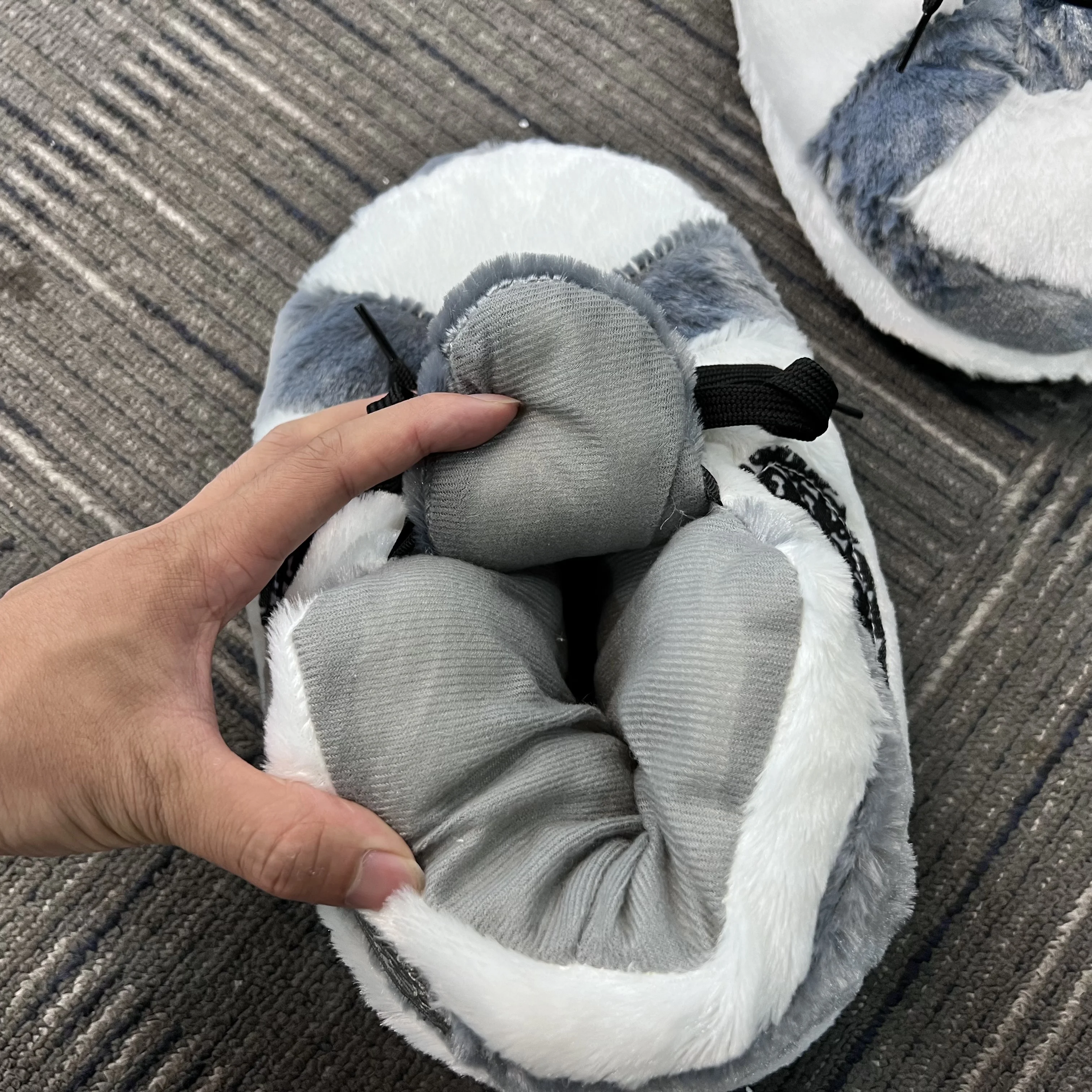 New design 2023 Fashion furry  shoes plush neutral sneakers Warm slippers