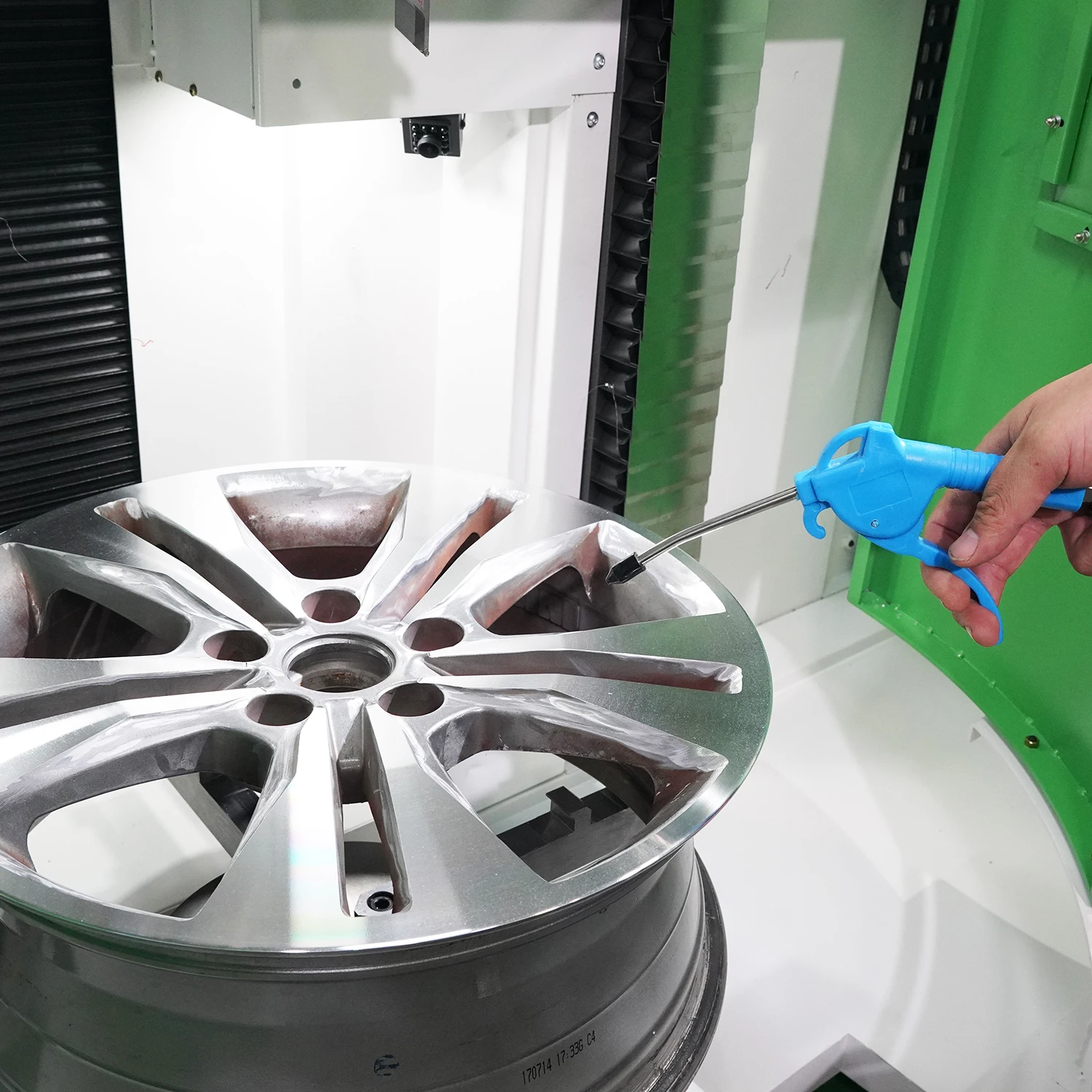 Vertical Alloy Wheel Repair Machine AWR804VP with Ruby Detection and Diamond Cutting Completed in Four Automated Steps